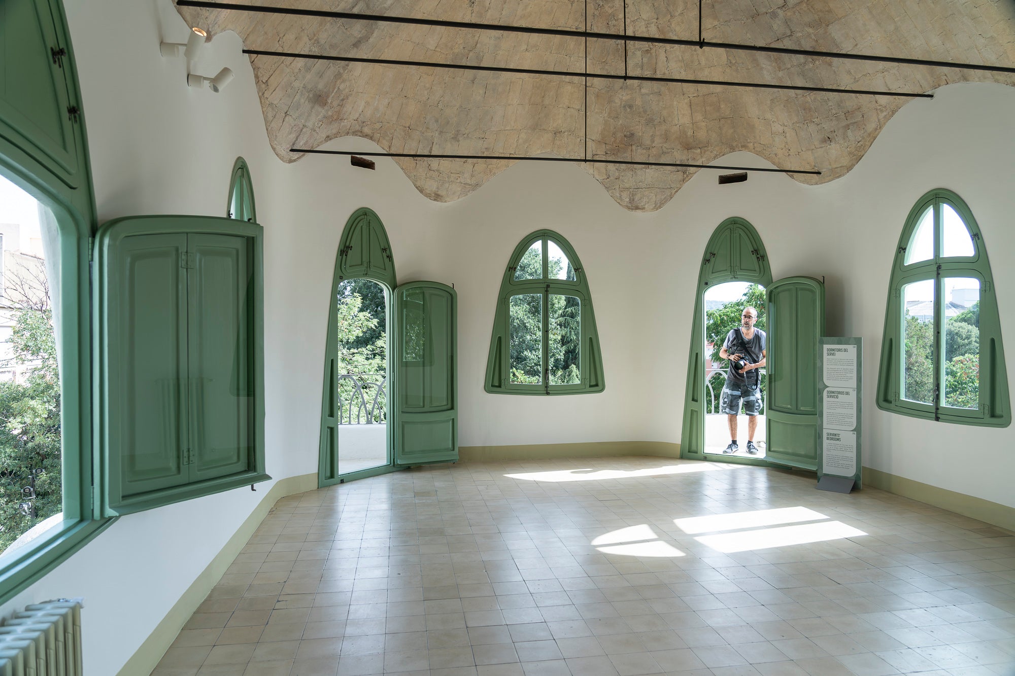 Després d'un any d'obres de restauració en la seva estructura i adequació a les exigències actuals dels equipaments públics, la icònica Masia Freixa de Lluís Muncunill llueix com a referent que és del modernisme local i preparada per acollir nous visitants en un recorregut que s'ha enriquit com a espai expositiu, amb noves sales i elements redescoberts. És el cas dels sistemes de doble coberta o de voltes atirantades de la planta superior, com també de vestigis de la nau original. Des del 22 de juny i durant un any, les visites són gratuïtes per als terrassencs, inclosa la torre de guaita que, per primer cop, s'obre al públic | Mireia Comas
