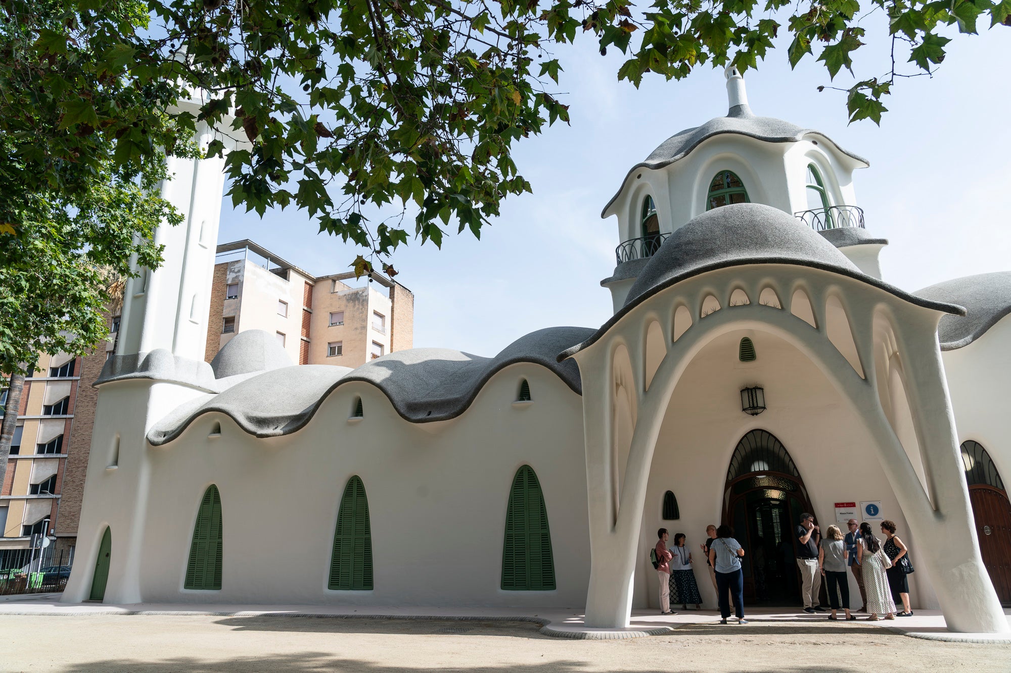 Després d'un any d'obres de restauració en la seva estructura i adequació a les exigències actuals dels equipaments públics, la icònica Masia Freixa de Lluís Muncunill llueix com a referent que és del modernisme local i preparada per acollir nous visitants en un recorregut que s'ha enriquit com a espai expositiu, amb noves sales i elements redescoberts. És el cas dels sistemes de doble coberta o de voltes atirantades de la planta superior, com també de vestigis de la nau original. Des del 22 de juny i durant un any, les visites són gratuïtes per als terrassencs, inclosa la torre de guaita que, per primer cop, s'obre al públic | Mireia Comas