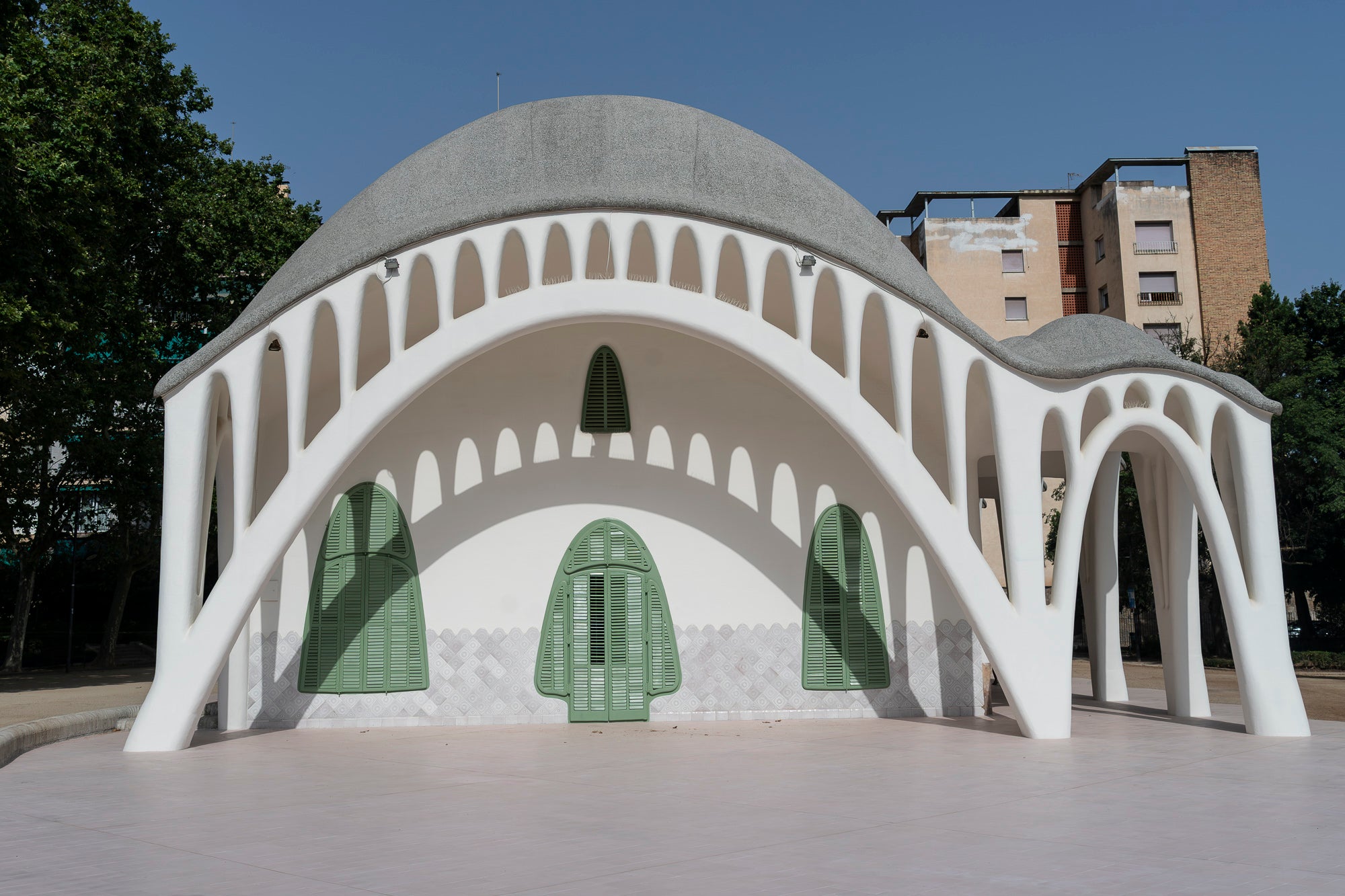 Després d'un any d'obres de restauració en la seva estructura i adequació a les exigències actuals dels equipaments públics, la icònica Masia Freixa de Lluís Muncunill llueix com a referent que és del modernisme local i preparada per acollir nous visitants en un recorregut que s'ha enriquit com a espai expositiu, amb noves sales i elements redescoberts. És el cas dels sistemes de doble coberta o de voltes atirantades de la planta superior, com també de vestigis de la nau original. Des del 22 de juny i durant un any, les visites són gratuïtes per als terrassencs, inclosa la torre de guaita que, per primer cop, s'obre al públic | Mireia Comas