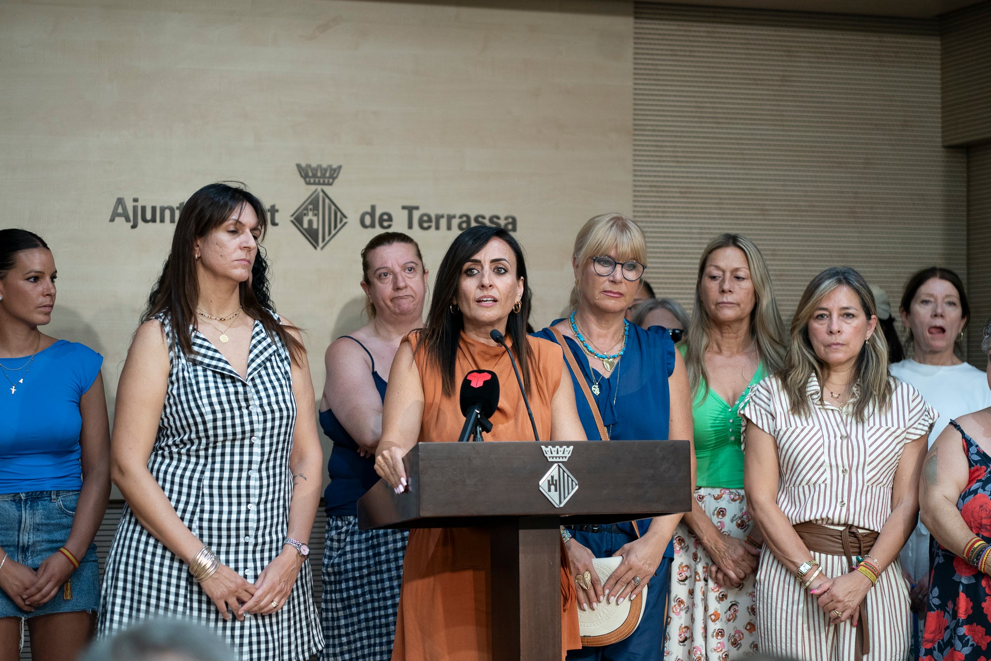 La portaveu de Vox, Alicia Tomás, a la roda de premsa a l'Ajuntament de Terrassa, rodejada d'altres dones seguidores del partit a l'estrada parlant dels fets de la seva presumpta agressió | Mireia Comas