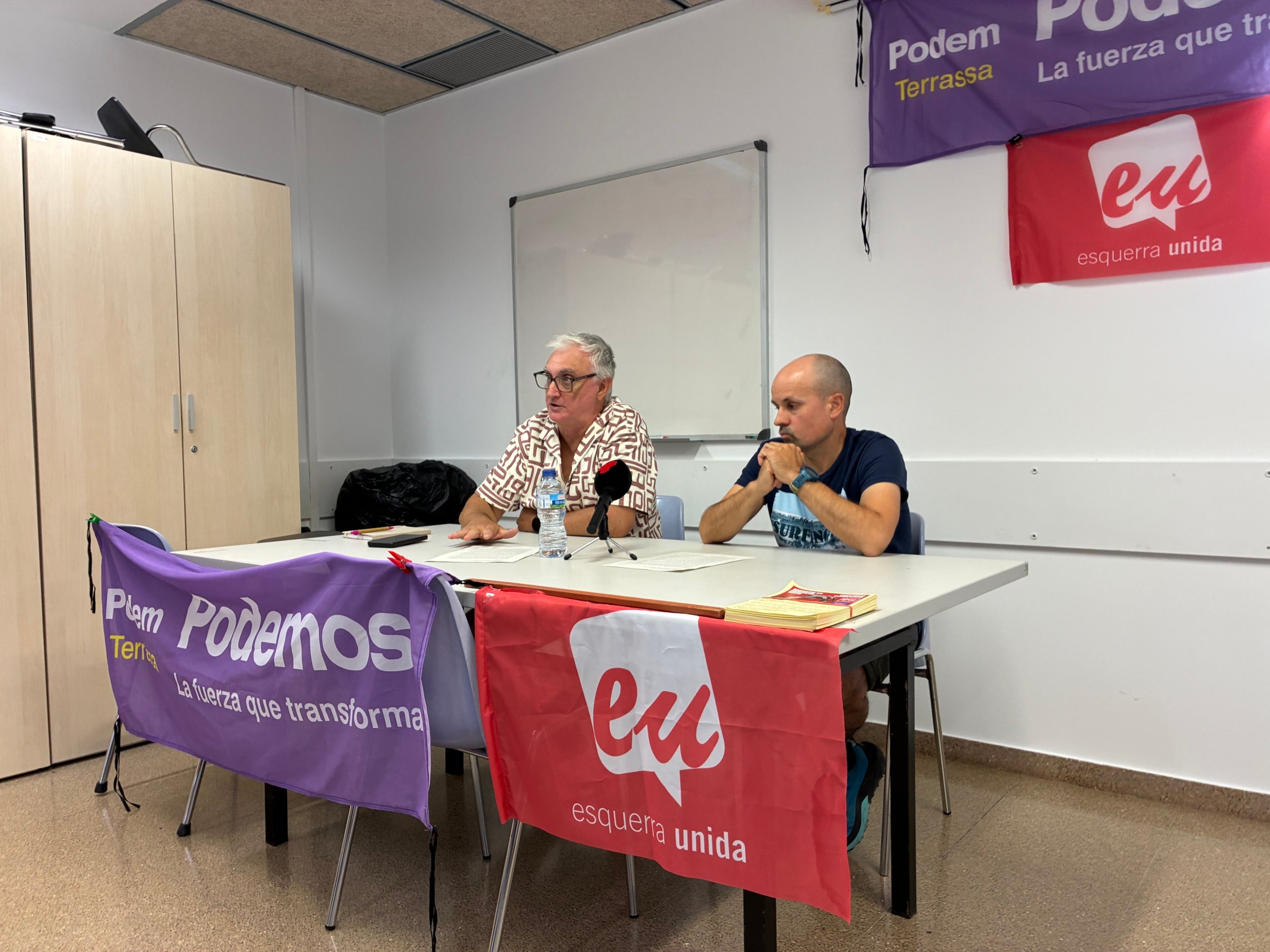 El portaveu de Podem Terrassa Jordi Trujillo i el membre de la direcció d'Esquerra Unida Terrassa Jonathan Atienza, presentant al centre cívic Montserrat Roig la coalició per a les municipales del 2027 | Vicenç Batalla