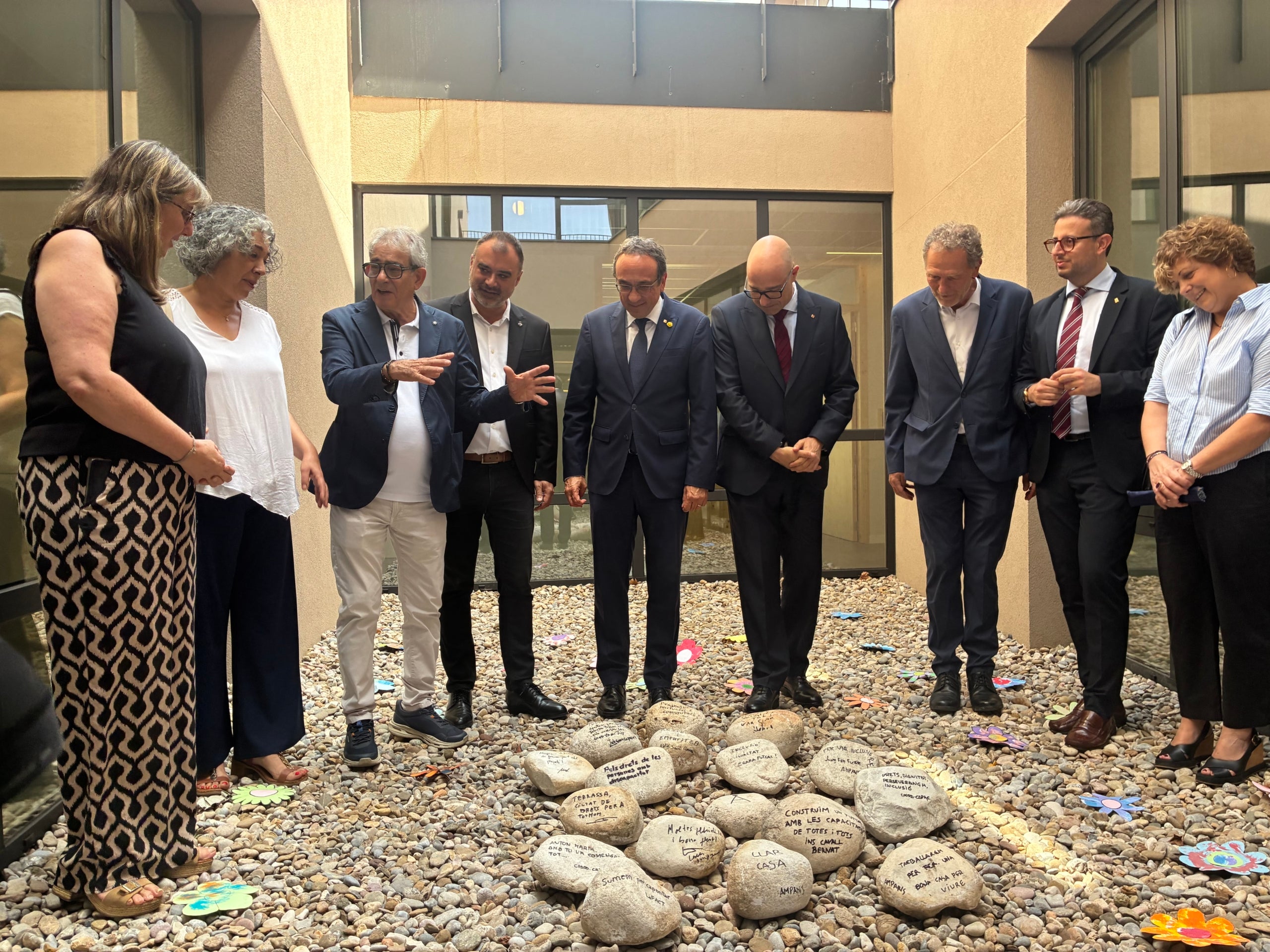 El president d'Ampans, Lluís Sánchez, explica a les autoritats el sentit d'aquestes pedres amb missatge que es van posar en l'inici de la construcció de la nova residència Amunt per a discapacitats intel·lectuals al barri de Sant Llorenç de Terrassa | Vicenç Batalla