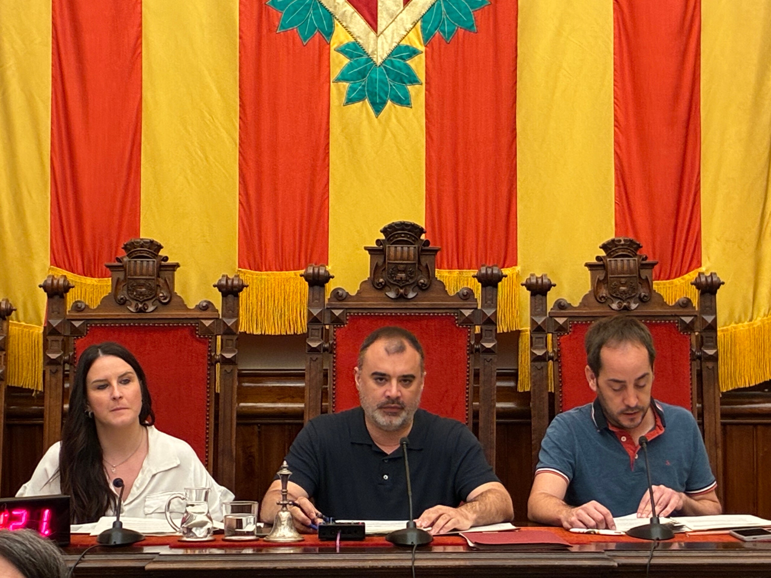 El tinent d'alcalde de Territori, Xavier Cardona, a la dreta, al costat de l'alcalde, Jordi Ballart, i la tinent d'alcalde, Patrícia Reche, explicant el contracte programa del servei d'autobusos Tmesa de Terrassa d'aquest any al ple de juliol | Vicenç Batalla