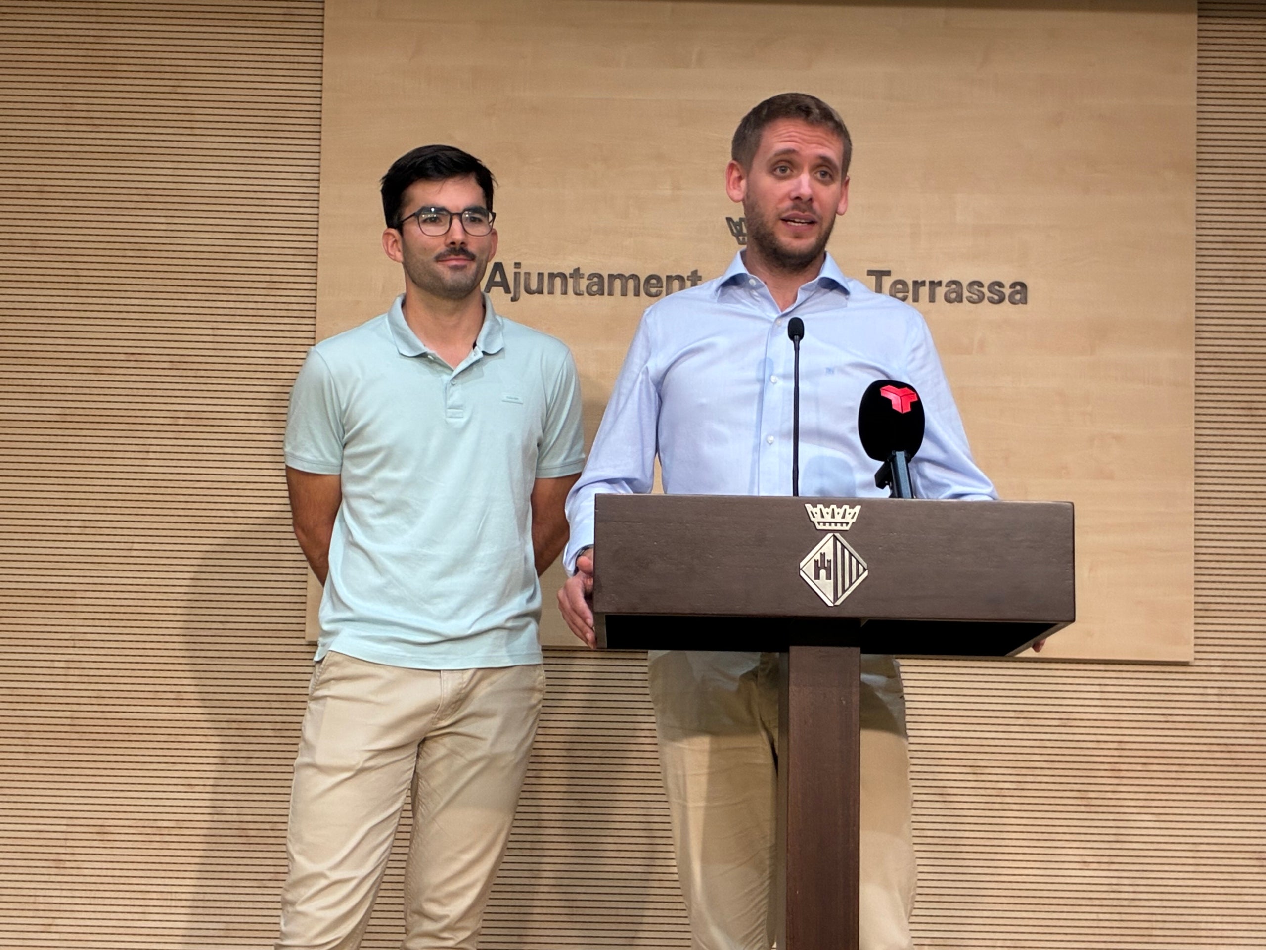 Els regidors socialistes Adrián Sánchez i Javi García, candidat a les municipals, en la seva valoració del tres anys de mandat de l'alcalde de Terrassa, Jordi Ballart | Vicenç Batalla