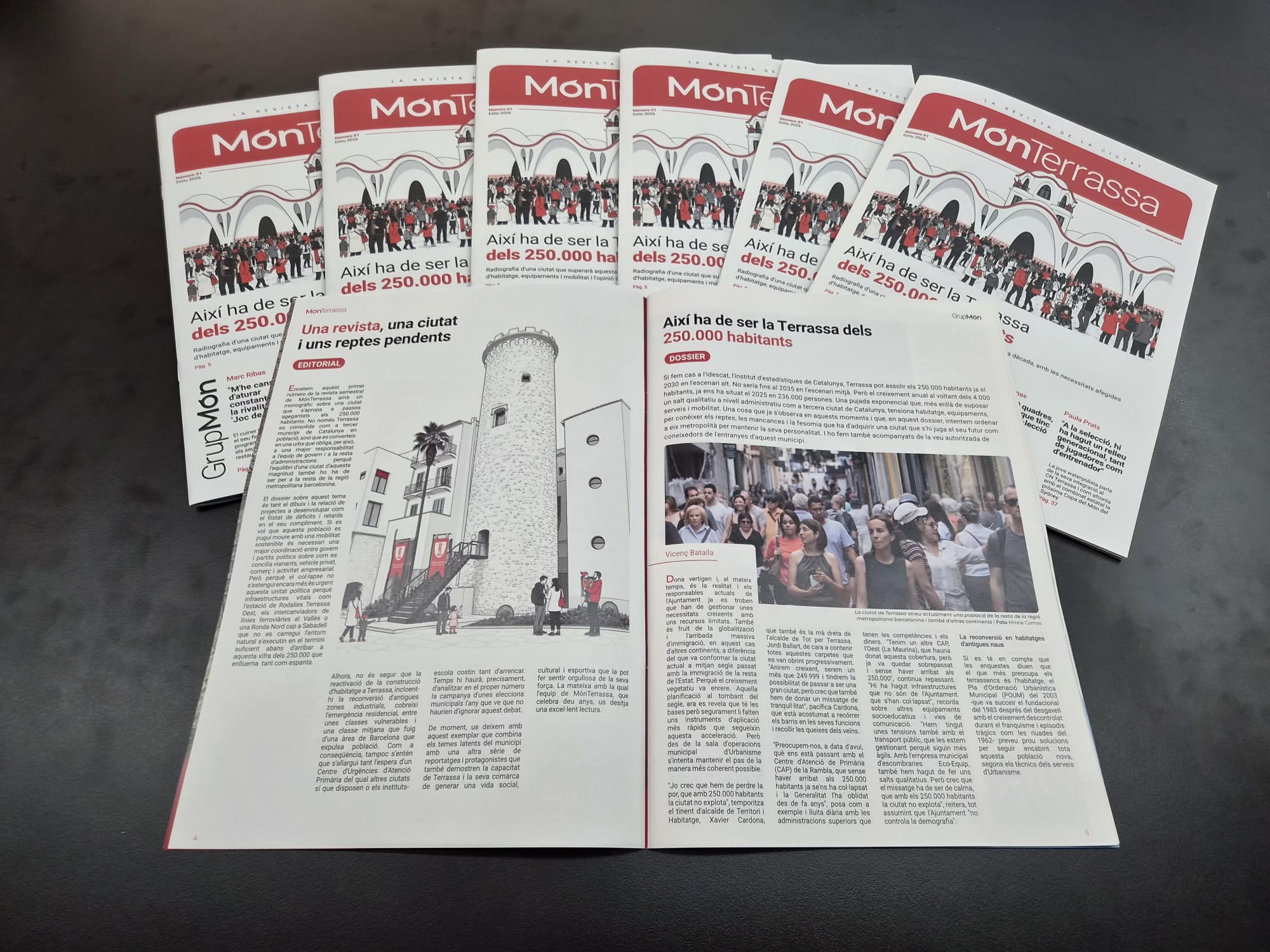 Exemplars del primer número de la revista semestral 'MónTerrassa', amb el dossier sobre la Terrassa dels 250.000 habitants | MT