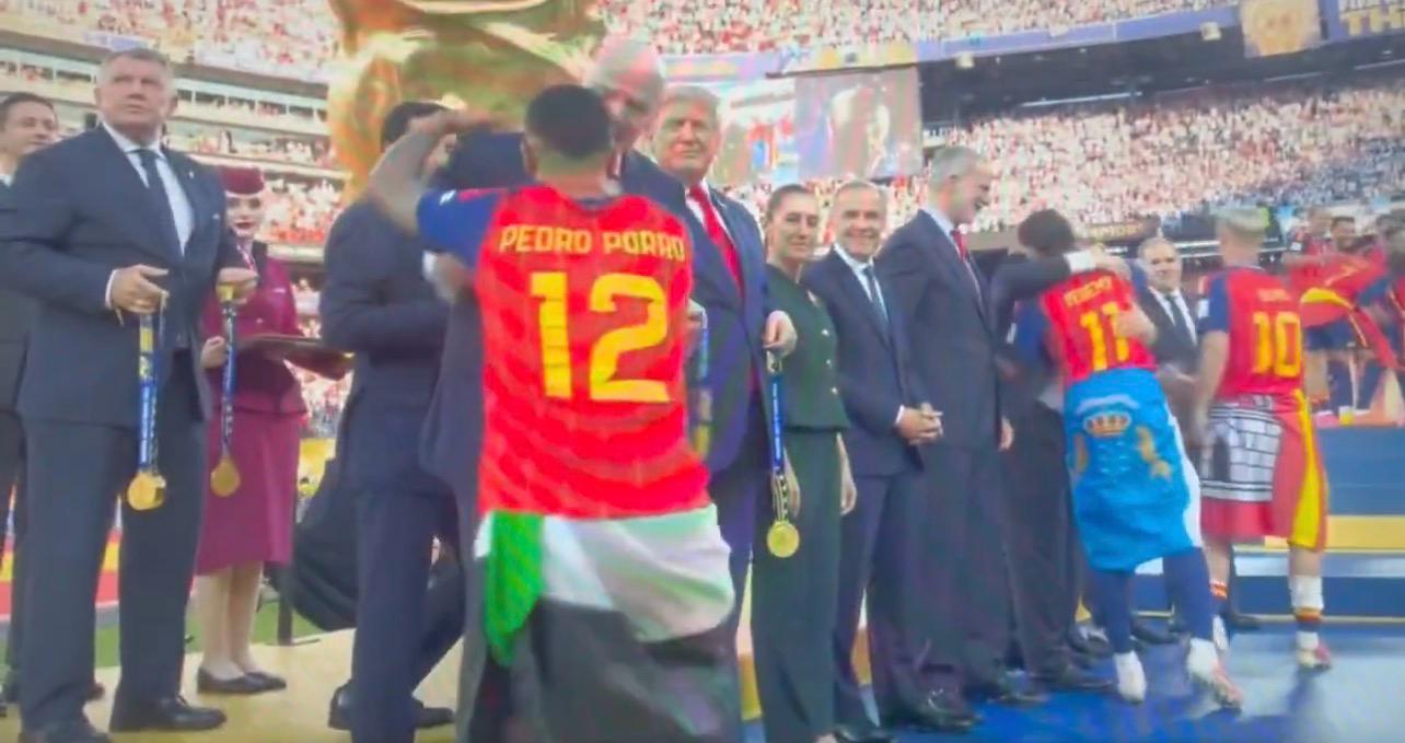 Els jugadors de la selecció espanyola amb les autoritats rebent les medalles com a campions del món de futbol i, entre ells, Dani Olmo amb el número 10 i la bandera de Terrassa a la cintura | MT