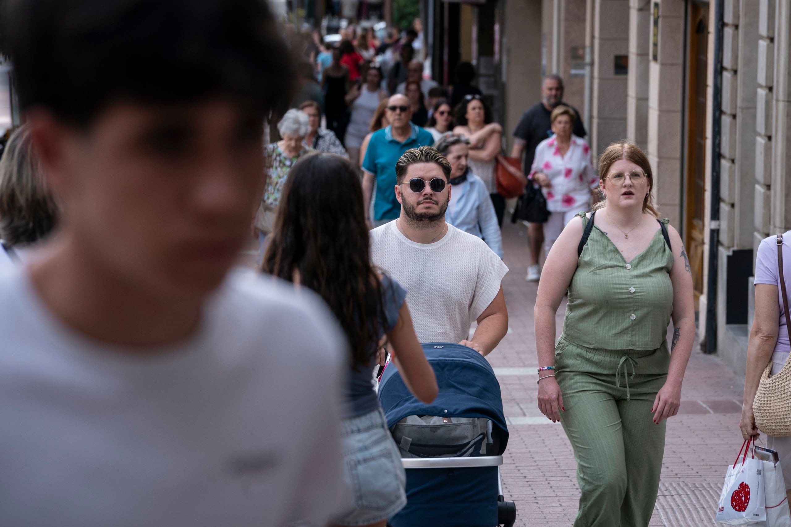 Gent passejant pel portal de Sant Roc de Terrassa | Mireia Comas