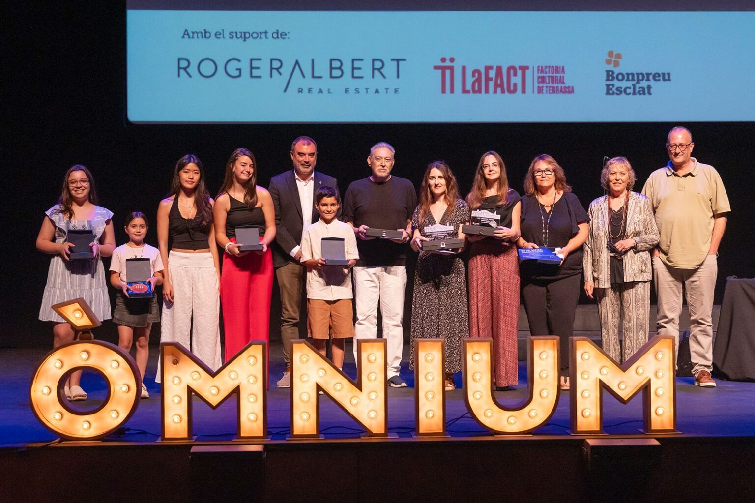 L'autor Jordi Solé, que ha perdut el premi Ferran Canyameres, al centre de la imatge, al costat de l'alcalde de Terrassa, Jordi Ballart | Òmnium Terrassa