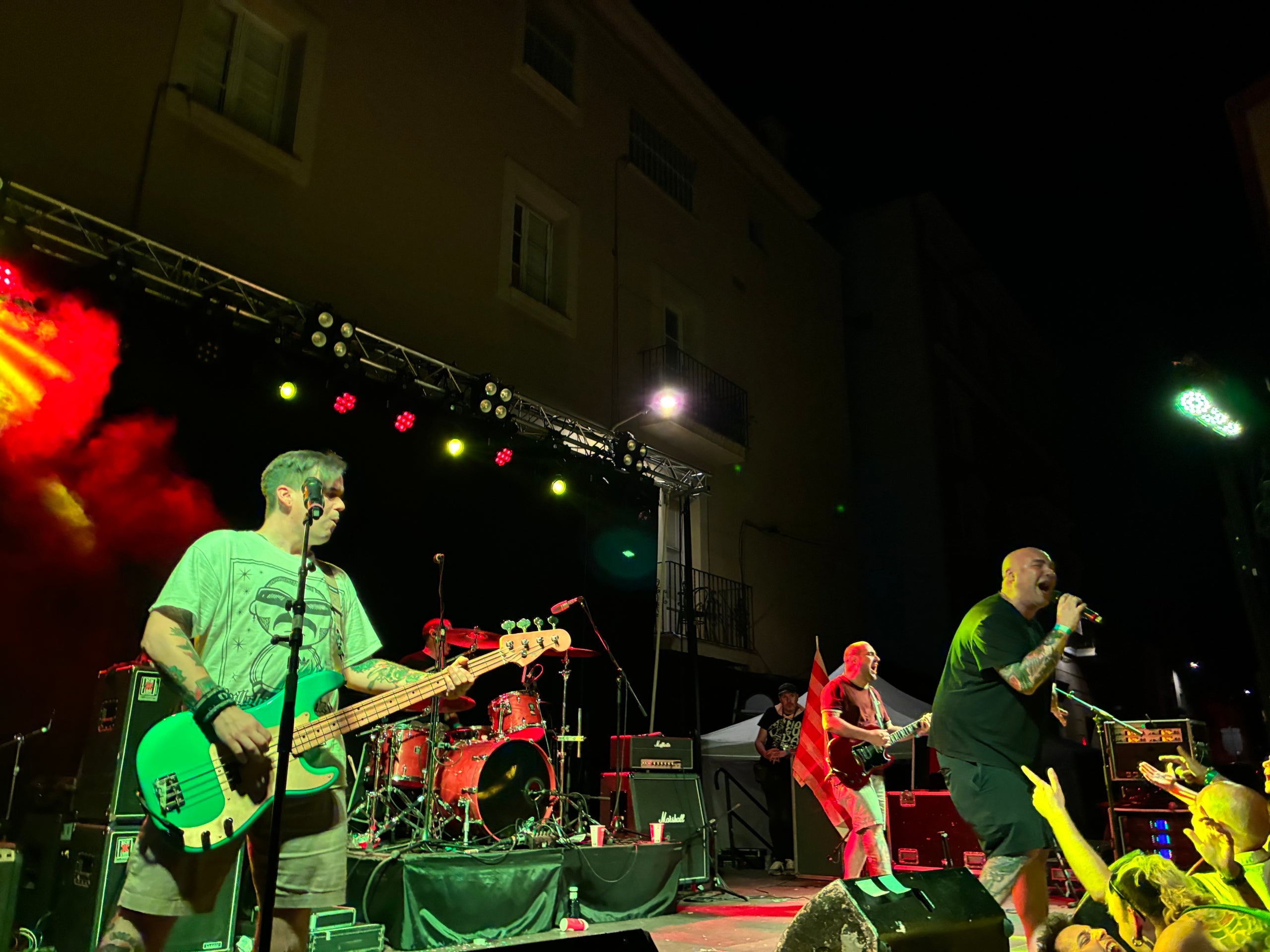 Com a miscel·lània de concerts i espectacles de divendres de Festa Major de Terrassa, aquesta és una selecció gràfica que comença amb el pòdcast 'No hay negros en el Tibet', que es va fer a l'amfiteatre del parc de Sant Jordi amb Asaari Bibant, Frank T, Lamine Thior i de convidat l'actor Miquel Ripeu, continua amb l'argentina Belén Natalí establerta a Barcelona i el seu 'dancehall' jamaicà a la plaça Didó, segueix al mateix lloc amb el 'beatmaker' terrassenc Griffi, se'n va a l'Espai Vapor per l'actuació del duo de 'electropunk' meitat terrassenc Dame Area i el trio de Móstoles de ràbia urbana VVV Trippin' You i acaba al capdamunt de la Rambla amb el 'hardcore' sense pal·liatius dels barcelonins La Inquisición | Vicenç Batalla