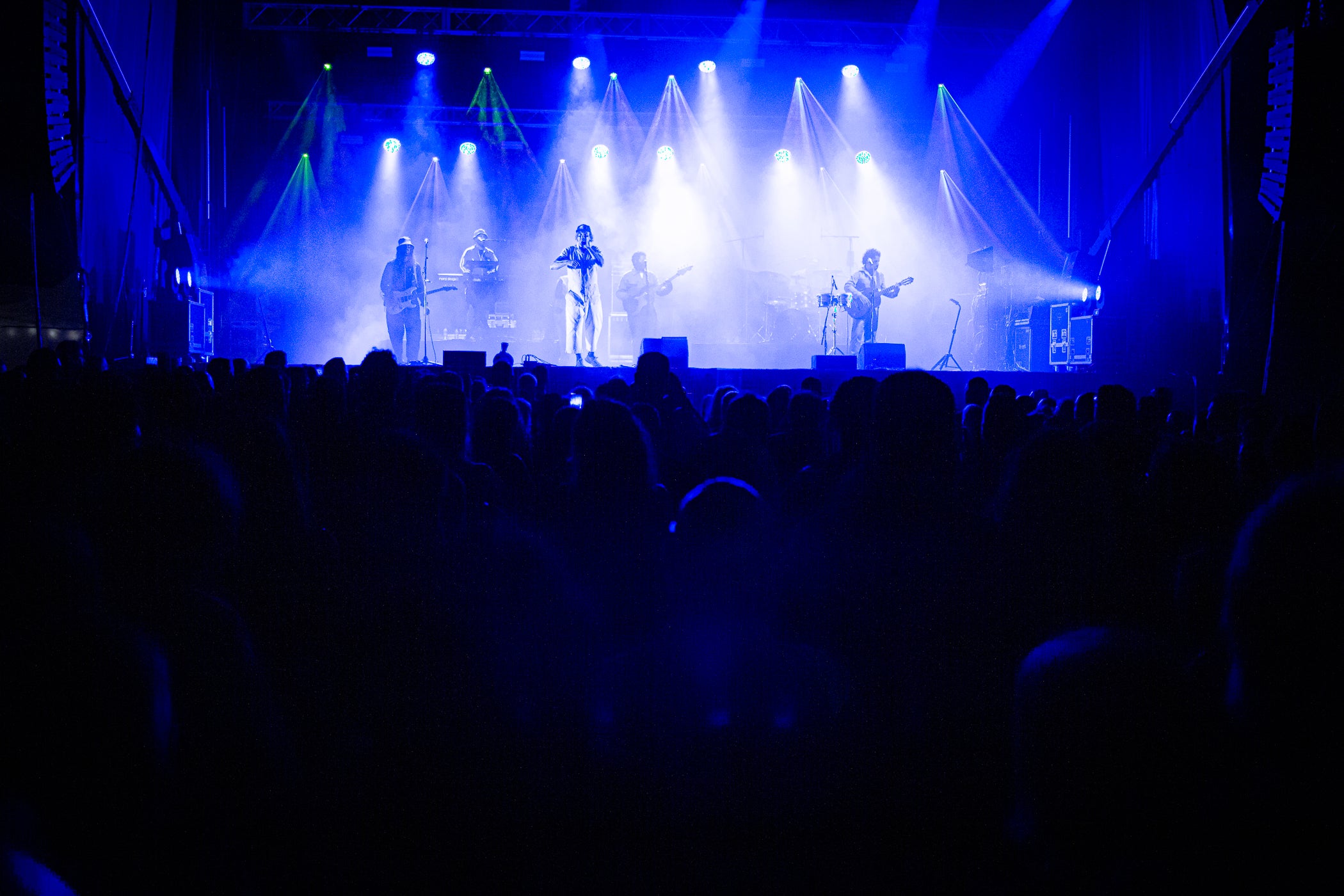 La plaça Nova es va omplir de gom a gom per veure Macaco. La banda aterrava a Terrassa dins de la gira “Futuro Ancestral Tour” que els ha portat per tot l’Estat. Amb una posada en escena espectacular, s’han pogut escoltar grans clàssics del grup però també cançons del darrer disc, que suposa una nova etapa sense oblidar l’inconfusible fusió cultural (rumba, reggae i funk) marca de la casa de Macaco. El músic barceloní ha fet ballar als terrassencs gràcies al seu carisma i bon rotllo, en una nit de Festa Major vibrant i emotiva.
