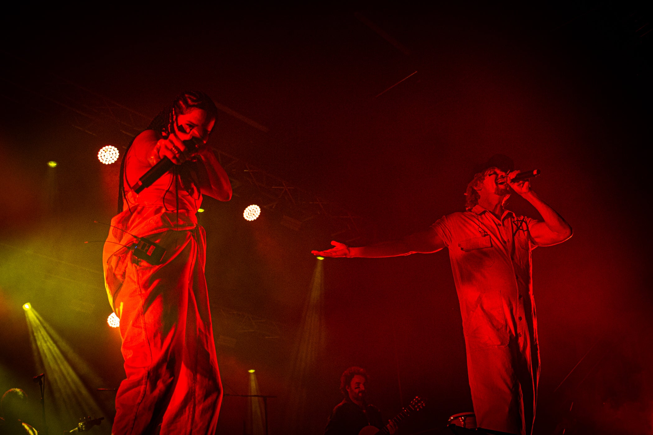 La plaça Nova es va omplir de gom a gom per veure Macaco. La banda aterrava a Terrassa dins de la gira “Futuro Ancestral Tour” que els ha portat per tot l’Estat. Amb una posada en escena espectacular, s’han pogut escoltar grans clàssics del grup però també cançons del darrer disc, que suposa una nova etapa sense oblidar l’inconfusible fusió cultural (rumba, reggae i funk) marca de la casa de Macaco. El músic barceloní ha fet ballar als terrassencs gràcies al seu carisma i bon rotllo, en una nit de Festa Major vibrant i emotiva.