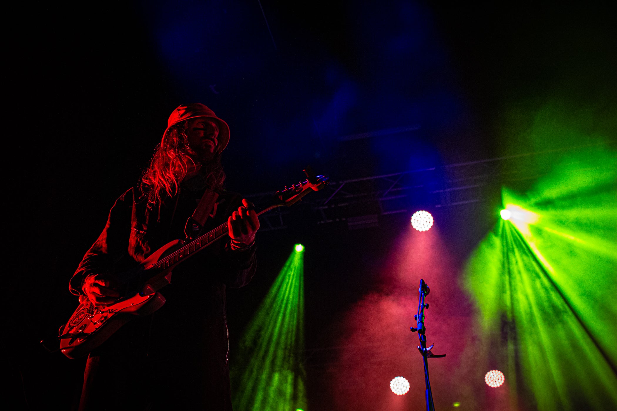 La plaça Nova es va omplir de gom a gom per veure Macaco. La banda aterrava a Terrassa dins de la gira “Futuro Ancestral Tour” que els ha portat per tot l’Estat. Amb una posada en escena espectacular, s’han pogut escoltar grans clàssics del grup però també cançons del darrer disc, que suposa una nova etapa sense oblidar l’inconfusible fusió cultural (rumba, reggae i funk) marca de la casa de Macaco. El músic barceloní ha fet ballar als terrassencs gràcies al seu carisma i bon rotllo, en una nit de Festa Major vibrant i emotiva.