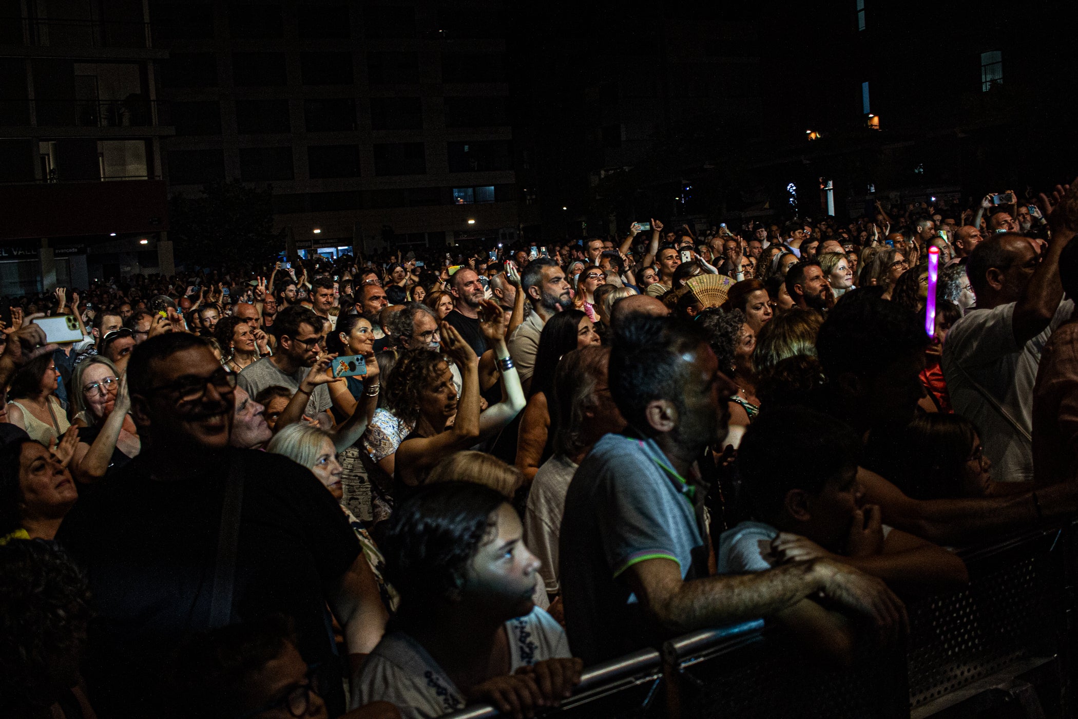 La plaça Nova es va omplir de gom a gom per veure Macaco. La banda aterrava a Terrassa dins de la gira “Futuro Ancestral Tour” que els ha portat per tot l’Estat. Amb una posada en escena espectacular, s’han pogut escoltar grans clàssics del grup però també cançons del darrer disc, que suposa una nova etapa sense oblidar l’inconfusible fusió cultural (rumba, reggae i funk) marca de la casa de Macaco. El músic barceloní ha fet ballar als terrassencs gràcies al seu carisma i bon rotllo, en una nit de Festa Major vibrant i emotiva.