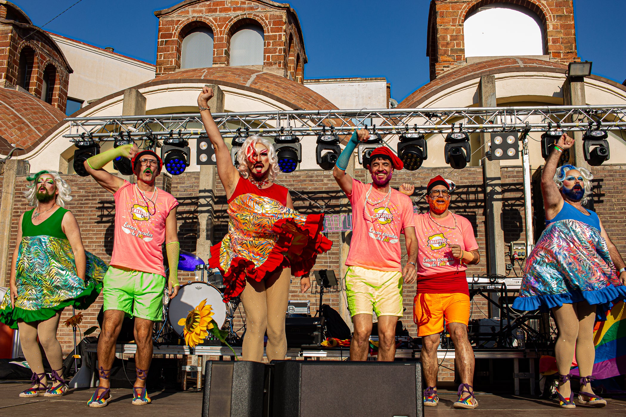 La plaça Didó de Terrassa va acollir aquest diumenge, la gran Festa Allioli Olé. La tarda de la Festa Major de Terrassa va estar tenyida de reivindicació esbojarrada de la mà d’aquest grup, nascut l’any 2016 a Barcelona, que aposta per reivindicar la cultura catalana amb música i esperit LGTBIQ+, creant un entorn inclusiu, obert i ple d’energia. L’entitat va portar el bon rotllo a la plaça amb el seu espectacle i va acabar fent-ne partícips els assistents gràcies al seu tarannà desimbolt.