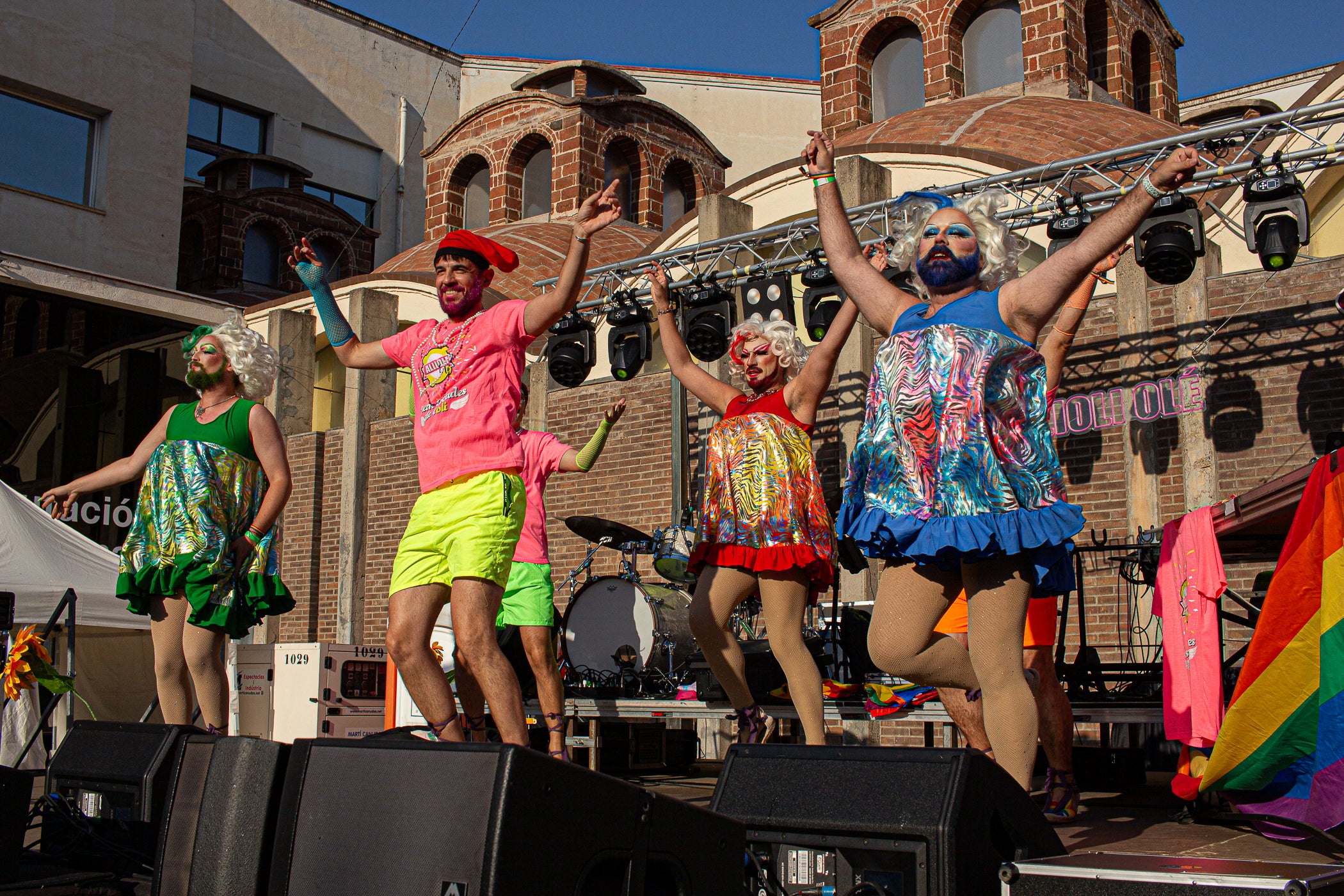 La plaça Didó de Terrassa va acollir aquest diumenge, la gran Festa Allioli Olé. La tarda de la Festa Major de Terrassa va estar tenyida de reivindicació esbojarrada de la mà d’aquest grup, nascut l’any 2016 a Barcelona, que aposta per reivindicar la cultura catalana amb música i esperit LGTBIQ+, creant un entorn inclusiu, obert i ple d’energia. L’entitat va portar el bon rotllo a la plaça amb el seu espectacle i va acabar fent-ne partícips els assistents gràcies al seu tarannà desimbolt.