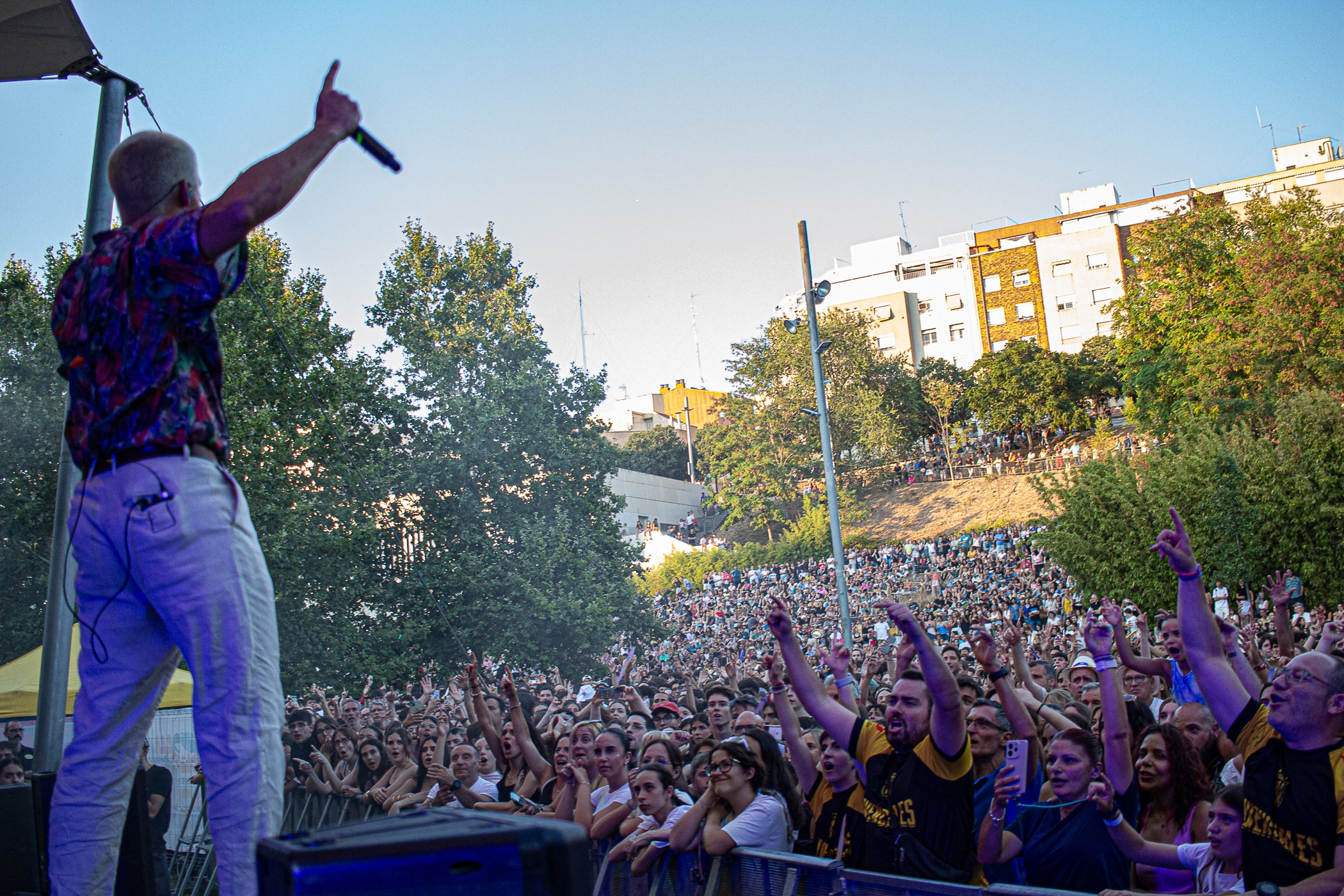 L’Espai Vela ha quedat petit aquest vespre de diumenge per presenciar el concert d’Els Catarres. El Parc de Vallparadís s’ha omplert de gom a gom per veure un dels espectacles estrella de la Festa Major. Un dels grans referents actuals de la música catalana s’ha fet seu totalment l’escenari i ha desfermat autèntica passió entre els terrassencs assistents. Els Catarres han presentat el seu darrer treball, “Paracaigudistes”, però també han deixat espai per aquelles cançons que ja s’han convertit en himnes. Tot plegat en un ambient festiu, emotiu i reivindicatiu ha fet les delícies del públic.