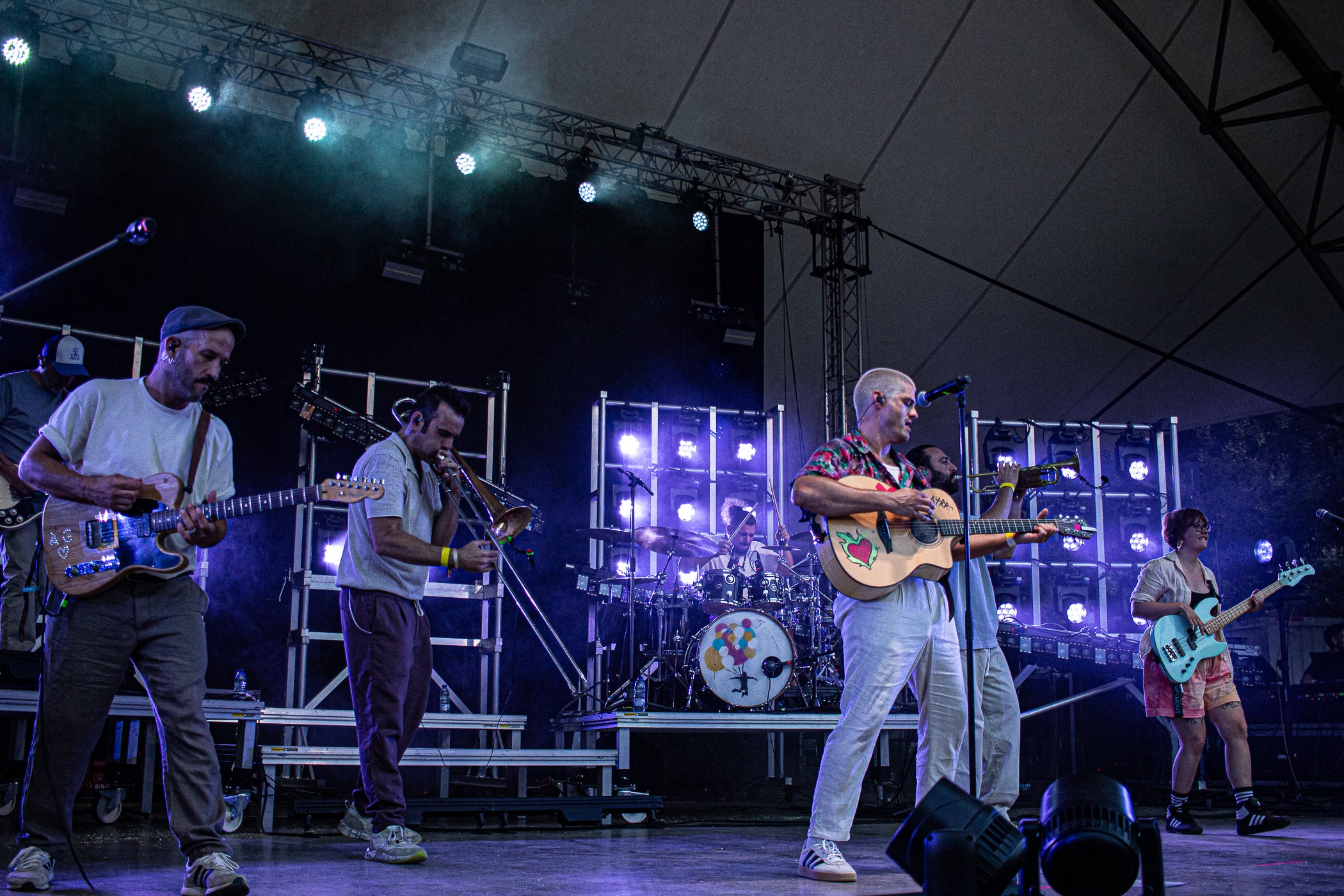 L’Espai Vela ha quedat petit aquest vespre de diumenge per presenciar el concert d’Els Catarres. El Parc de Vallparadís s’ha omplert de gom a gom per veure un dels espectacles estrella de la Festa Major. Un dels grans referents actuals de la música catalana s’ha fet seu totalment l’escenari i ha desfermat autèntica passió entre els terrassencs assistents. Els Catarres han presentat el seu darrer treball, “Paracaigudistes”, però també han deixat espai per aquelles cançons que ja s’han convertit en himnes. Tot plegat en un ambient festiu, emotiu i reivindicatiu ha fet les delícies del públic.