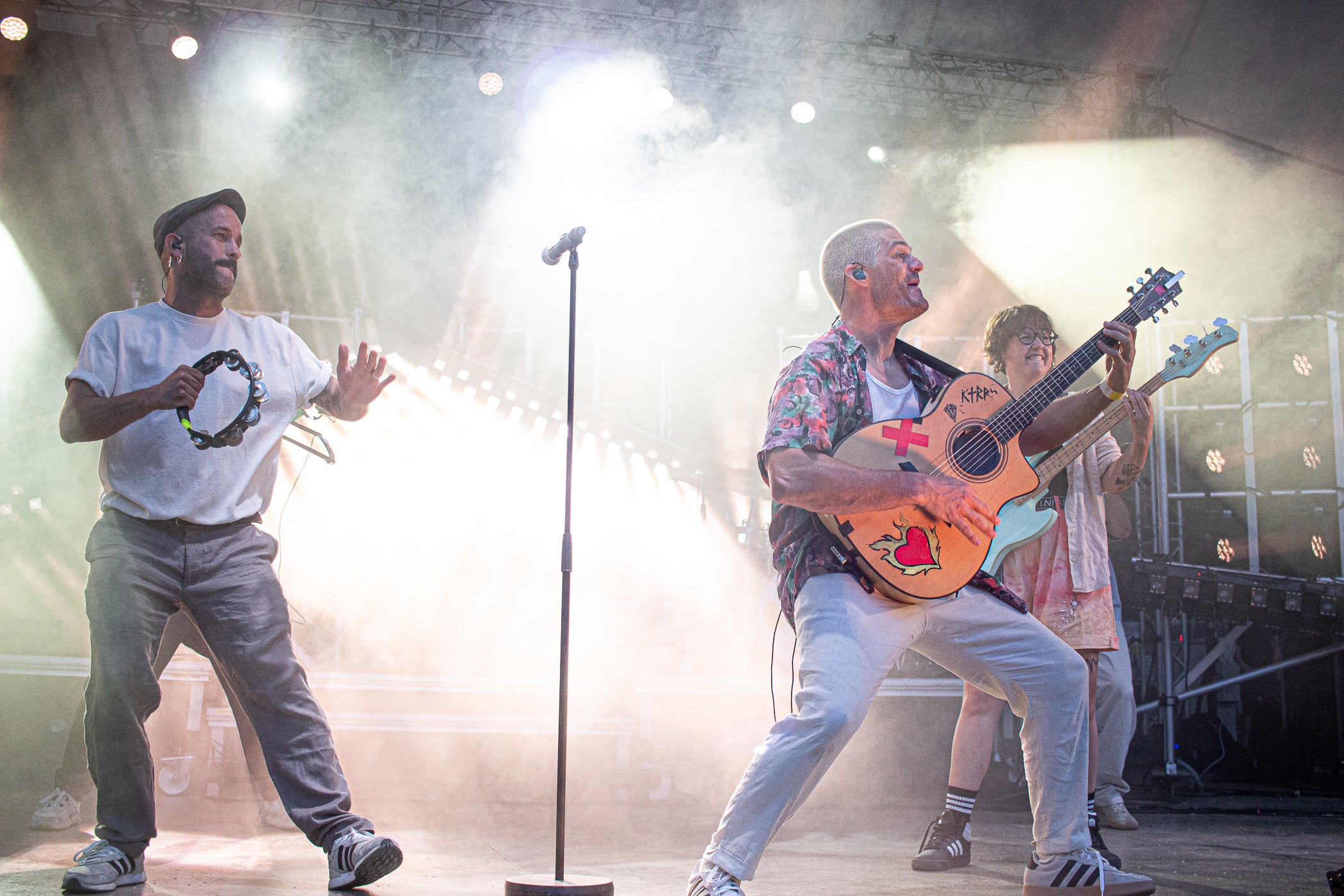 L’Espai Vela ha quedat petit aquest vespre de diumenge per presenciar el concert d’Els Catarres. El Parc de Vallparadís s’ha omplert de gom a gom per veure un dels espectacles estrella de la Festa Major. Un dels grans referents actuals de la música catalana s’ha fet seu totalment l’escenari i ha desfermat autèntica passió entre els terrassencs assistents. Els Catarres han presentat el seu darrer treball, “Paracaigudistes”, però també han deixat espai per aquelles cançons que ja s’han convertit en himnes. Tot plegat en un ambient festiu, emotiu i reivindicatiu ha fet les delícies del públic.