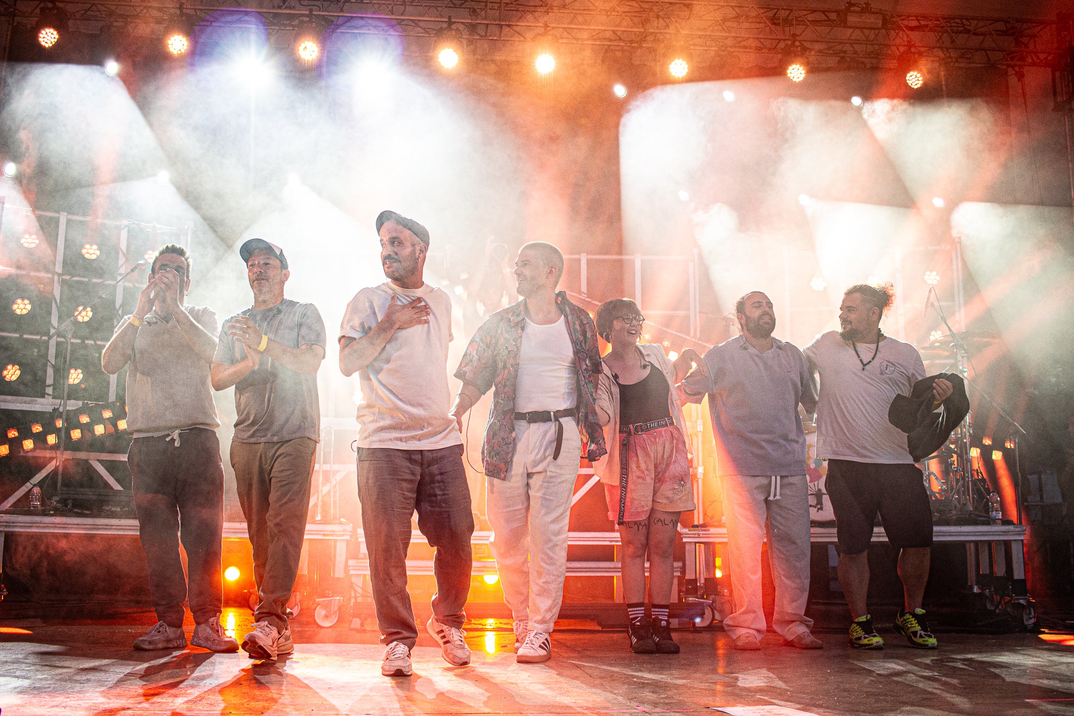 L’Espai Vela ha quedat petit aquest vespre de diumenge per presenciar el concert d’Els Catarres. El Parc de Vallparadís s’ha omplert de gom a gom per veure un dels espectacles estrella de la Festa Major. Un dels grans referents actuals de la música catalana s’ha fet seu totalment l’escenari i ha desfermat autèntica passió entre els terrassencs assistents. Els Catarres han presentat el seu darrer treball, “Paracaigudistes”, però també han deixat espai per aquelles cançons que ja s’han convertit en himnes. Tot plegat en un ambient festiu, emotiu i reivindicatiu ha fet les delícies del públic.