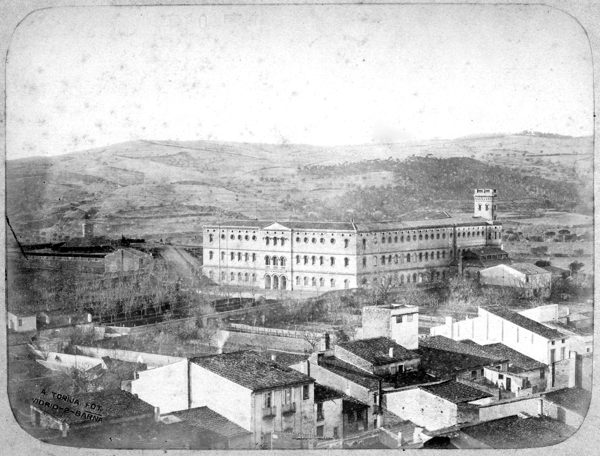 L'edifici del Real Colegio Tarrasense el 1885, que el 1901 passaria a ser ocupat per l'Escola Pia | Adrià Torija/Arxiu Tobella