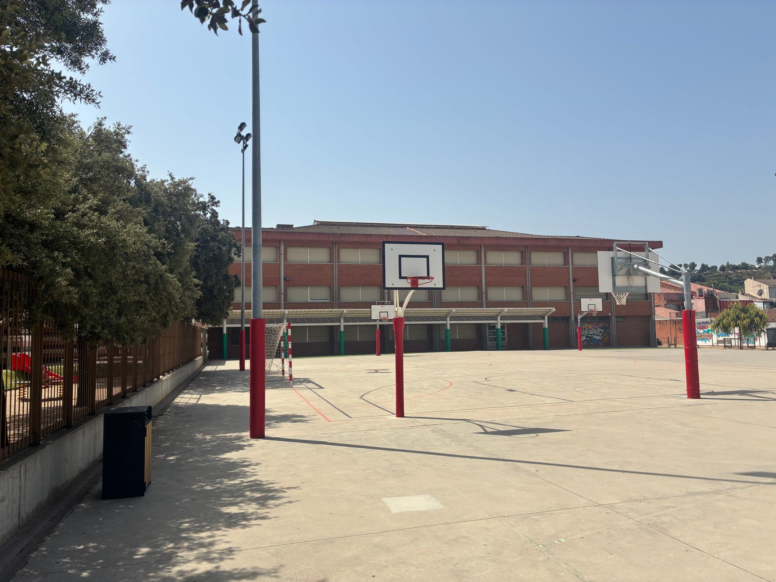 L'escola El Vallès, a La Cogullada, on es traslladarà les aules infantils de l'annex esquerre per convertir-lo en nova escola bressol municipal de Terrassa | Vicenç Batalla