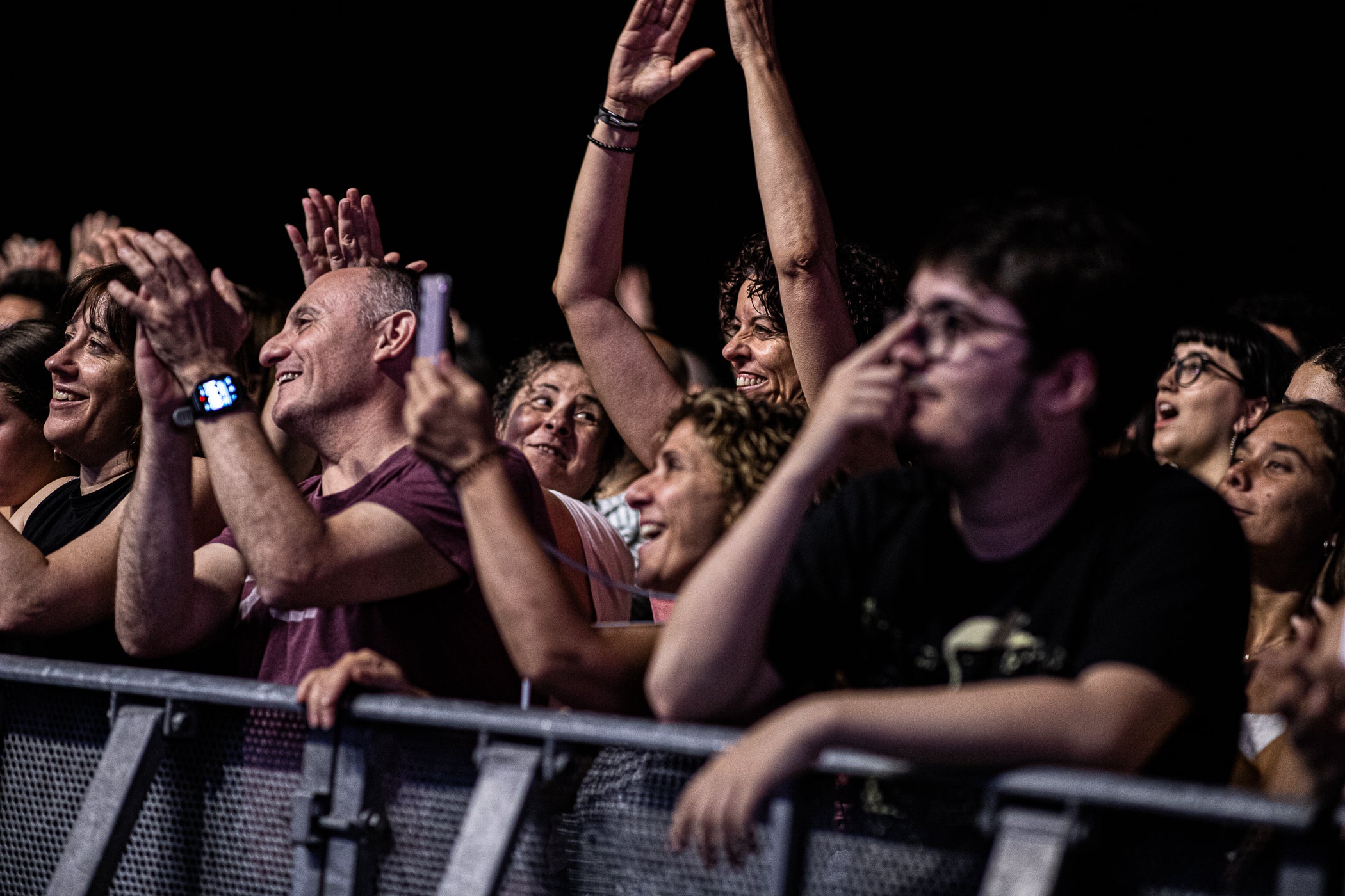L'Escenari Vela del parc de Vallparadís va acollir un gran concert de Els Amics de les Arts, banda catalana que no actuaven per Festa Major a Terrassa des de l'any 2018. A més, aquesta vegada ho han fet amb la seva gira dels 20 anys, una celebració que ja van iniciar l'any passat i que van decidir allargar a causa del seu gran èxit. Dani Alegret, Joan Enric Barceló i Ferran Piqué; acompanyats d'un baix, un bateria i un trio femení de vent, van fer ballar al públic terrassenc al ritme dels seus grans èxits, com 'Jean-Luc', i alguns temes nous, com el recent estrenat single 'Segurament, t'estimo' | Javier González