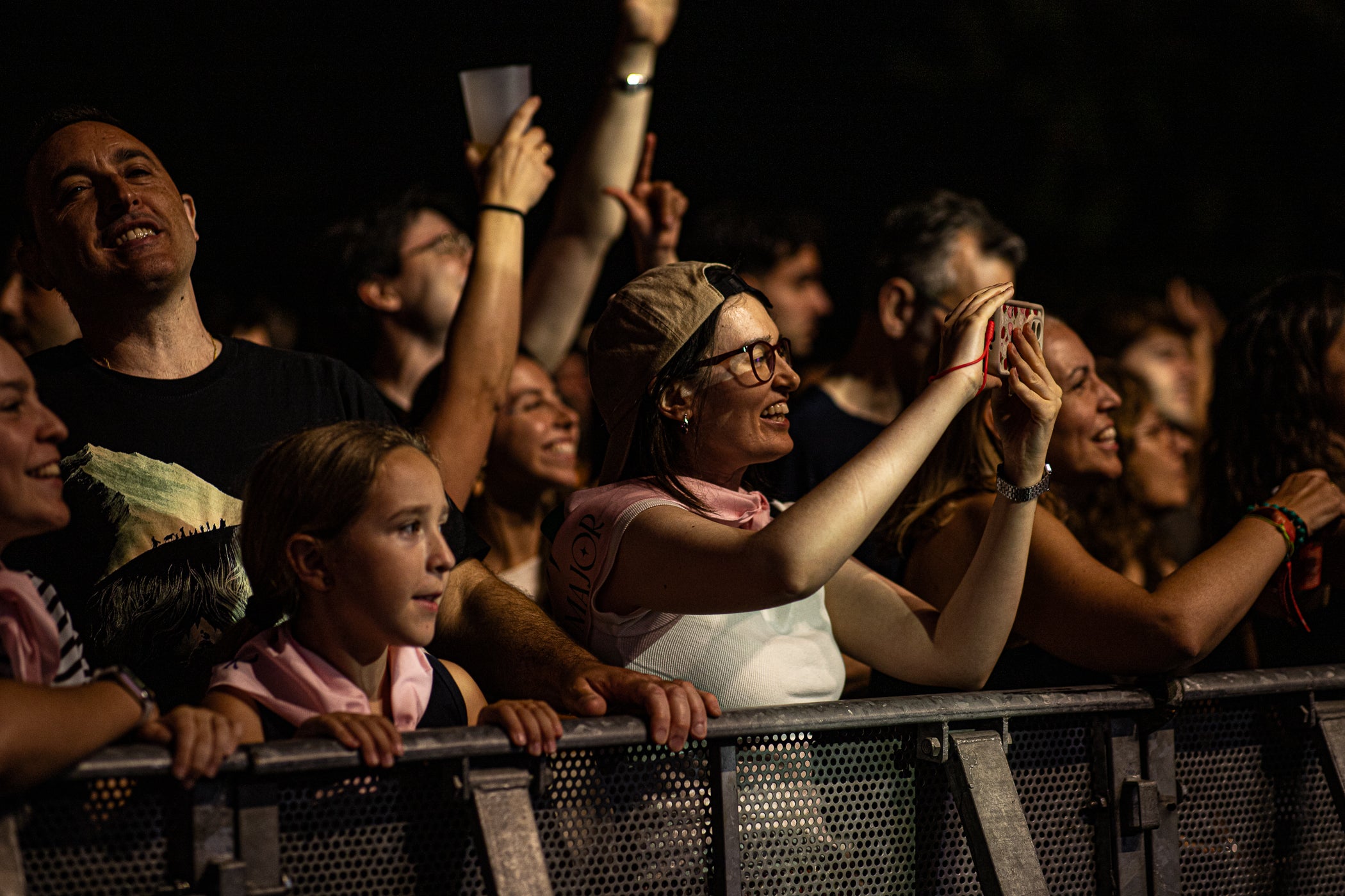 L'Escenari Vela del parc de Vallparadís va acollir un gran concert de Els Amics de les Arts, banda catalana que no actuaven per Festa Major a Terrassa des de l'any 2018. A més, aquesta vegada ho han fet amb la seva gira dels 20 anys, una celebració que ja van iniciar l'any passat i que van decidir allargar a causa del seu gran èxit. Dani Alegret, Joan Enric Barceló i Ferran Piqué; acompanyats d'un baix, un bateria i un trio femení de vent, van fer ballar al públic terrassenc al ritme dels seus grans èxits, com 'Jean-Luc', i alguns temes nous, com el recent estrenat single 'Segurament, t'estimo' | Javier González