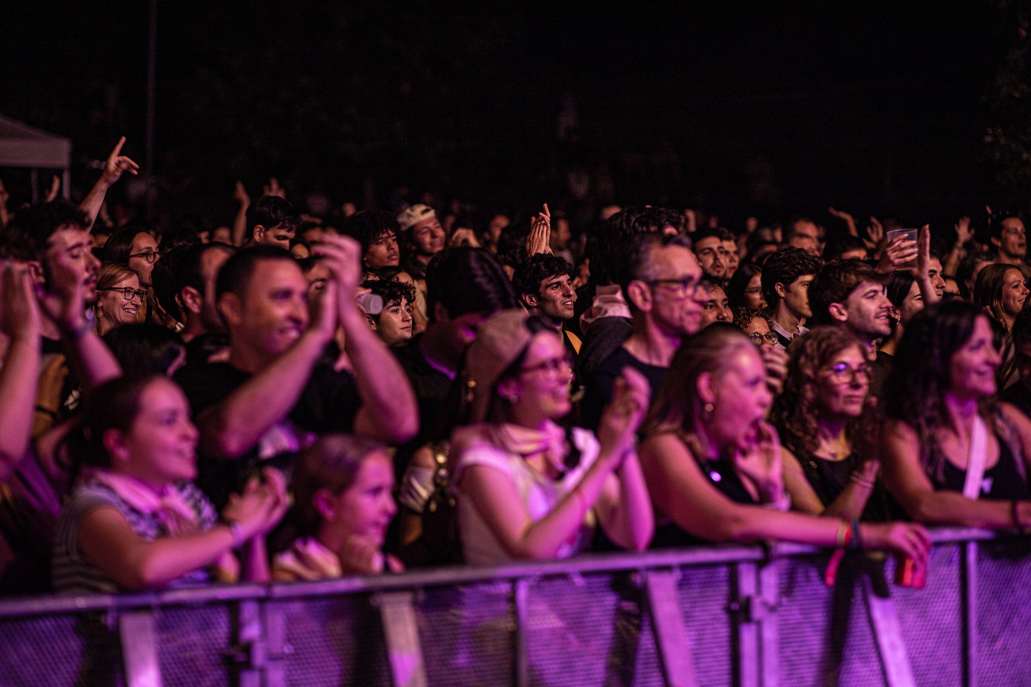 L'Escenari Vela del parc de Vallparadís va acollir un gran concert de Els Amics de les Arts, banda catalana que no actuaven per Festa Major a Terrassa des de l'any 2018. A més, aquesta vegada ho han fet amb la seva gira dels 20 anys, una celebració que ja van iniciar l'any passat i que van decidir allargar a causa del seu gran èxit. Dani Alegret, Joan Enric Barceló i Ferran Piqué; acompanyats d'un baix, un bateria i un trio femení de vent, van fer ballar al públic terrassenc al ritme dels seus grans èxits, com 'Jean-Luc', i alguns temes nous, com el recent estrenat single 'Segurament, t'estimo' | Javier González