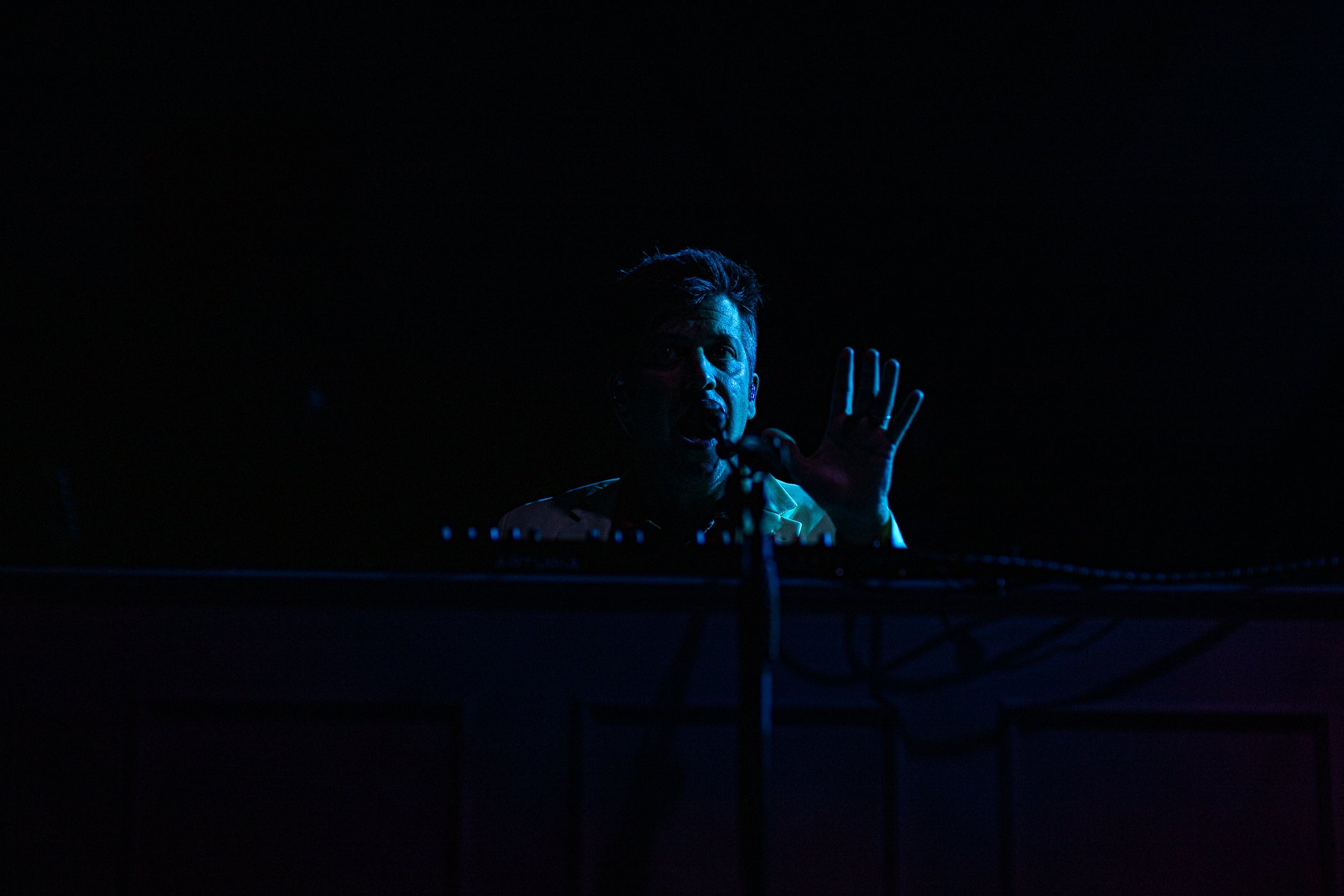 L'Escenari Vela del parc de Vallparadís va acollir un gran concert de Els Amics de les Arts, banda catalana que no actuaven per Festa Major a Terrassa des de l'any 2018. A més, aquesta vegada ho han fet amb la seva gira dels 20 anys, una celebració que ja van iniciar l'any passat i que van decidir allargar a causa del seu gran èxit. Dani Alegret, Joan Enric Barceló i Ferran Piqué; acompanyats d'un baix, un bateria i un trio femení de vent, van fer ballar al públic terrassenc al ritme dels seus grans èxits, com 'Jean-Luc', i alguns temes nous, com el recent estrenat single 'Segurament, t'estimo' | Javier González