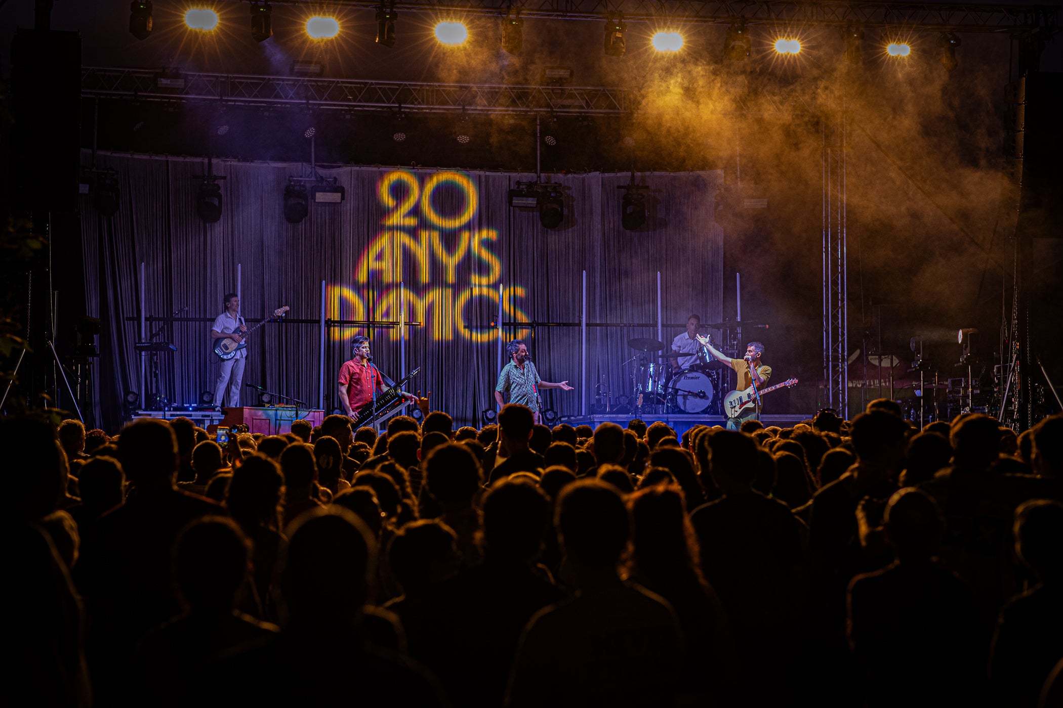 L'Escenari Vela del parc de Vallparadís va acollir un gran concert de Els Amics de les Arts, banda catalana que no actuaven per Festa Major a Terrassa des de l'any 2018. A més, aquesta vegada ho han fet amb la seva gira dels 20 anys, una celebració que ja van iniciar l'any passat i que van decidir allargar a causa del seu gran èxit. Dani Alegret, Joan Enric Barceló i Ferran Piqué; acompanyats d'un baix, un bateria i un trio femení de vent, van fer ballar al públic terrassenc al ritme dels seus grans èxits, com 'Jean-Luc', i alguns temes nous, com el recent estrenat single 'Segurament, t'estimo' | Javier González