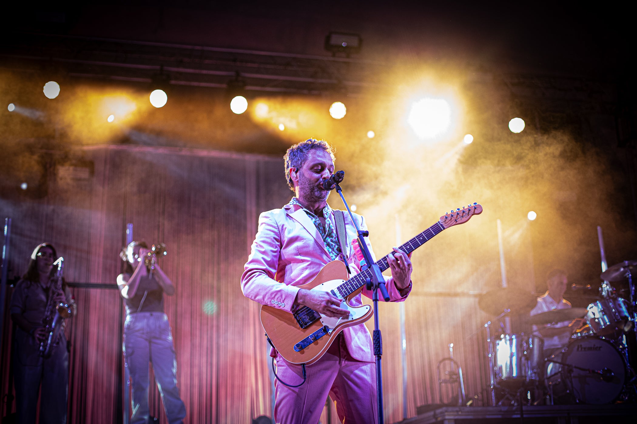 L'Escenari Vela del parc de Vallparadís va acollir un gran concert de Els Amics de les Arts, banda catalana que no actuaven per Festa Major a Terrassa des de l'any 2018. A més, aquesta vegada ho han fet amb la seva gira dels 20 anys, una celebració que ja van iniciar l'any passat i que van decidir allargar a causa del seu gran èxit. Dani Alegret, Joan Enric Barceló i Ferran Piqué; acompanyats d'un baix, un bateria i un trio femení de vent, van fer ballar al públic terrassenc al ritme dels seus grans èxits, com 'Jean-Luc', i alguns temes nous, com el recent estrenat single 'Segurament, t'estimo' | Javier González