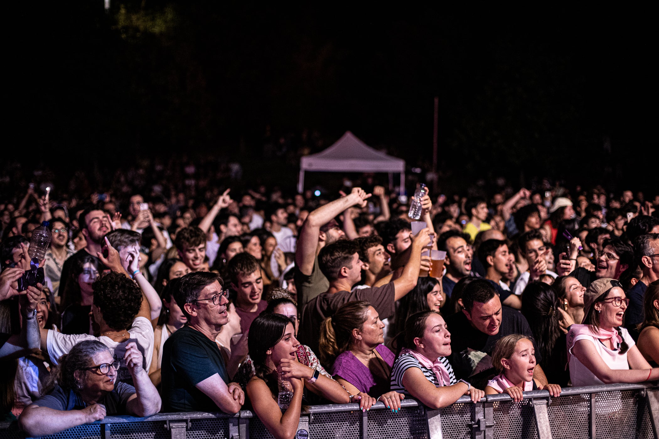 L'Escenari Vela del parc de Vallparadís va acollir un gran concert de Els Amics de les Arts, banda catalana que no actuaven per Festa Major a Terrassa des de l'any 2018. A més, aquesta vegada ho han fet amb la seva gira dels 20 anys, una celebració que ja van iniciar l'any passat i que van decidir allargar a causa del seu gran èxit. Dani Alegret, Joan Enric Barceló i Ferran Piqué; acompanyats d'un baix, un bateria i un trio femení de vent, van fer ballar al públic terrassenc al ritme dels seus grans èxits, com 'Jean-Luc', i alguns temes nous, com el recent estrenat single 'Segurament, t'estimo' | Javier González