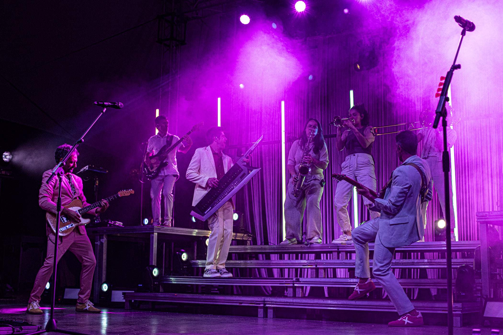 L'Escenari Vela del parc de Vallparadís va acollir un gran concert de Els Amics de les Arts, banda catalana que no actuaven per Festa Major a Terrassa des de l'any 2018. A més, aquesta vegada ho han fet amb la seva gira dels 20 anys, una celebració que ja van iniciar l'any passat i que van decidir allargar a causa del seu gran èxit. Dani Alegret, Joan Enric Barceló i Ferran Piqué; acompanyats d'un baix, un bateria i un trio femení de vent, van fer ballar al públic terrassenc al ritme dels seus grans èxits, com 'Jean-Luc', i alguns temes nous, com el recent estrenat single 'Segurament, t'estimo' | Javier González