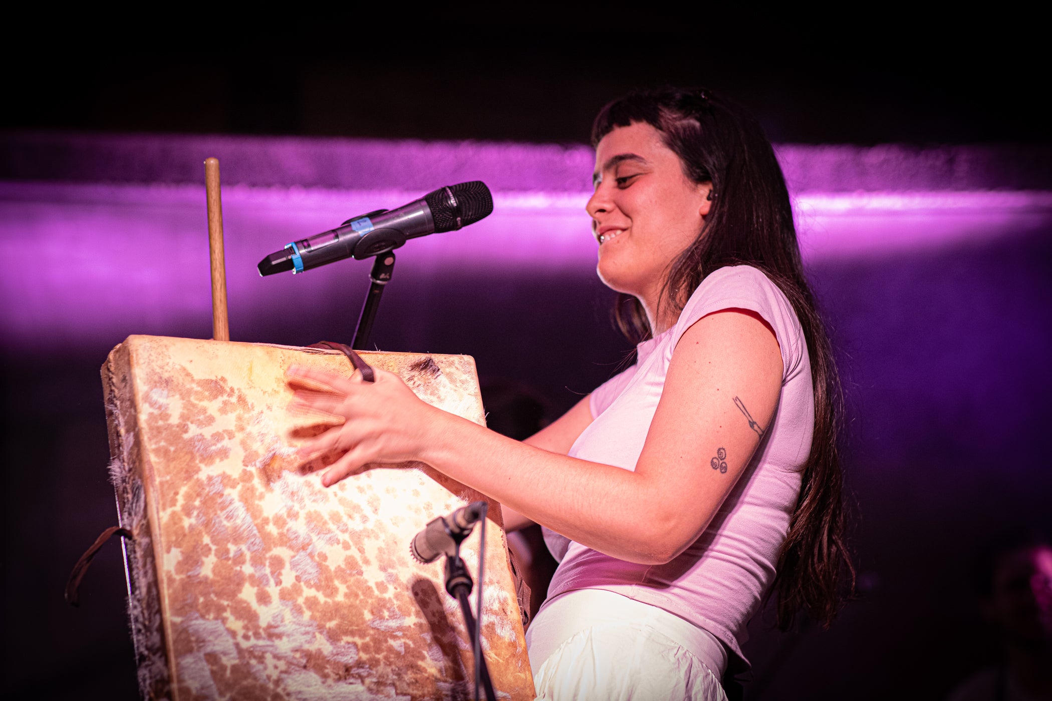 L’Espai La Taifa ens permet gaudir d’alguns dels concerts més ballables de la Festa Major de Terrassa. Aquest dissabte, l’escenari de la plaça de la Torre del Palau ha acollit, passada la vesprada, el duet català Alosa. Format per Irene Romo i Giulietta Vidal -acompanyades per l’ocasió pel guitarrista Martí Costa-, el grup reinterpreta la música d’arrel amb una mirada contemporània. La seva proposta combina veus, violoncel i percussions tradicionals per crear un univers sonor íntim i ple de sensibilitat. Amb un estil fresc i delicat, s’han consolidat com una de les revelacions del folk català actual i no han deixat ningú indiferent a la plaça.