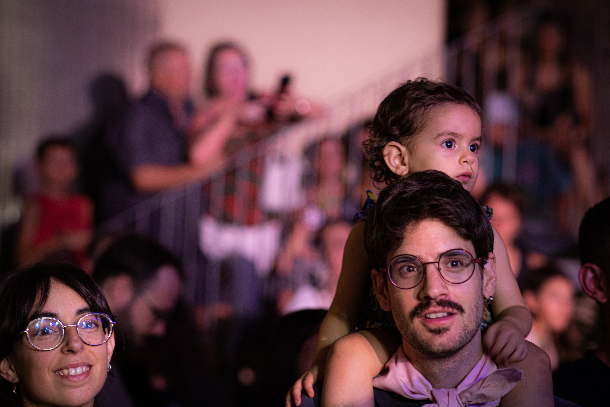 L’Espai La Taifa ens permet gaudir d’alguns dels concerts més ballables de la Festa Major de Terrassa. Aquest dissabte, l’escenari de la plaça de la Torre del Palau ha acollit, passada la vesprada, el duet català Alosa. Format per Irene Romo i Giulietta Vidal -acompanyades per l’ocasió pel guitarrista Martí Costa-, el grup reinterpreta la música d’arrel amb una mirada contemporània. La seva proposta combina veus, violoncel i percussions tradicionals per crear un univers sonor íntim i ple de sensibilitat. Amb un estil fresc i delicat, s’han consolidat com una de les revelacions del folk català actual i no han deixat ningú indiferent a la plaça.