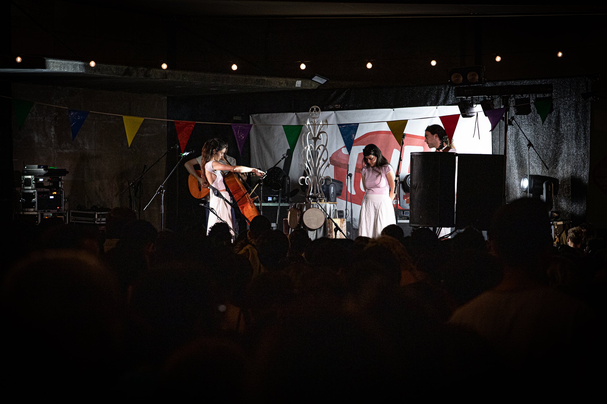 L’Espai La Taifa ens permet gaudir d’alguns dels concerts més ballables de la Festa Major de Terrassa. Aquest dissabte, l’escenari de la plaça de la Torre del Palau ha acollit, passada la vesprada, el duet català Alosa. Format per Irene Romo i Giulietta Vidal -acompanyades per l’ocasió pel guitarrista Martí Costa-, el grup reinterpreta la música d’arrel amb una mirada contemporània. La seva proposta combina veus, violoncel i percussions tradicionals per crear un univers sonor íntim i ple de sensibilitat. Amb un estil fresc i delicat, s’han consolidat com una de les revelacions del folk català actual i no han deixat ningú indiferent a la plaça.