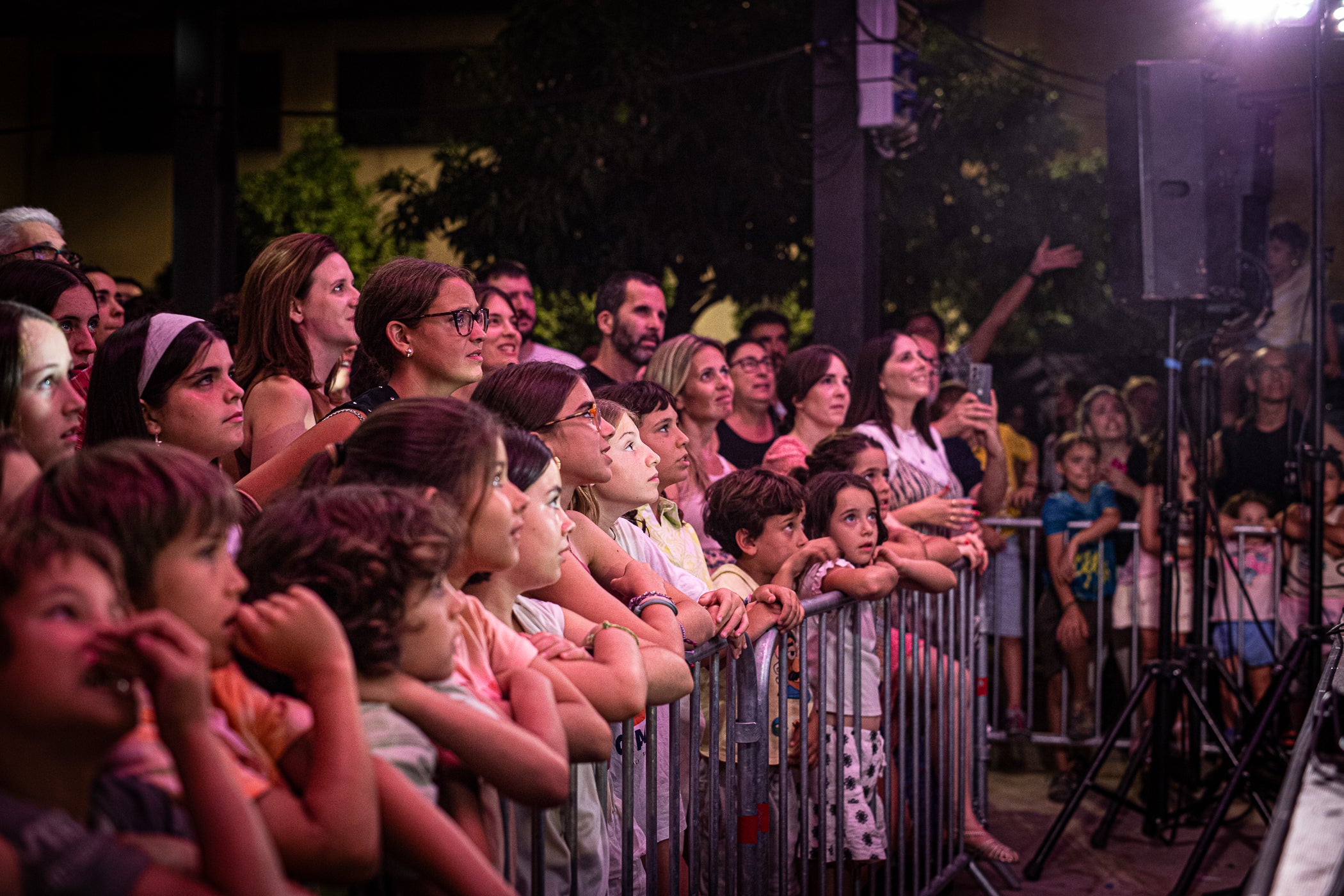 L’Espai La Taifa ens permet gaudir d’alguns dels concerts més ballables de la Festa Major de Terrassa. Aquest dissabte, l’escenari de la plaça de la Torre del Palau ha acollit, passada la vesprada, el duet català Alosa. Format per Irene Romo i Giulietta Vidal -acompanyades per l’ocasió pel guitarrista Martí Costa-, el grup reinterpreta la música d’arrel amb una mirada contemporània. La seva proposta combina veus, violoncel i percussions tradicionals per crear un univers sonor íntim i ple de sensibilitat. Amb un estil fresc i delicat, s’han consolidat com una de les revelacions del folk català actual i no han deixat ningú indiferent a la plaça.