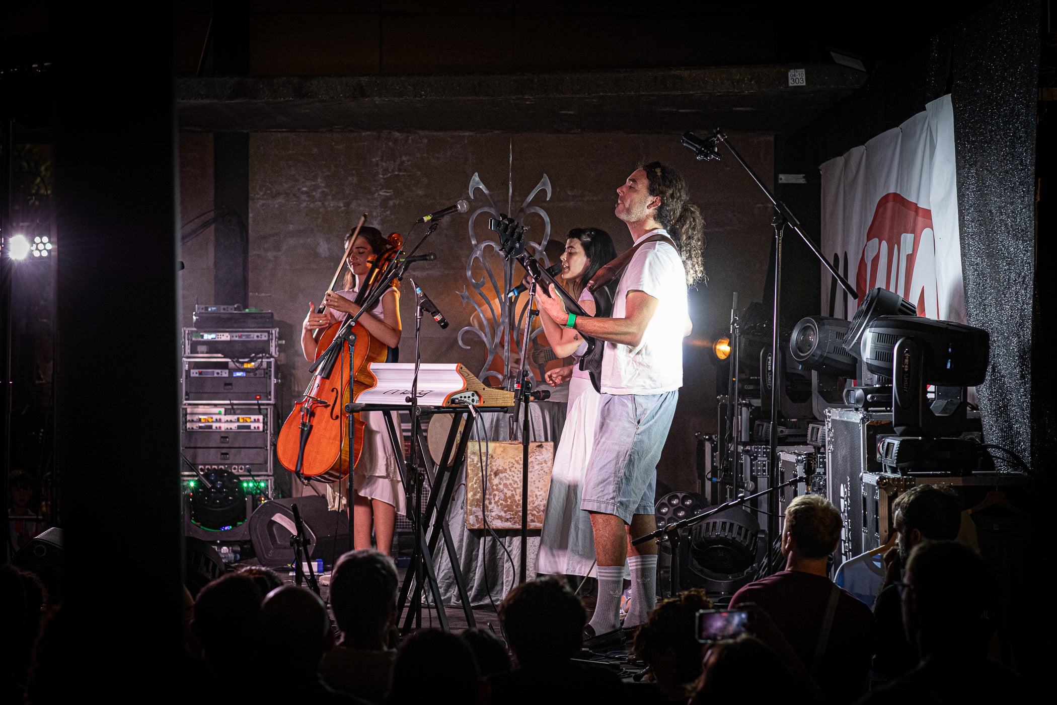 L’Espai La Taifa ens permet gaudir d’alguns dels concerts més ballables de la Festa Major de Terrassa. Aquest dissabte, l’escenari de la plaça de la Torre del Palau ha acollit, passada la vesprada, el duet català Alosa. Format per Irene Romo i Giulietta Vidal -acompanyades per l’ocasió pel guitarrista Martí Costa-, el grup reinterpreta la música d’arrel amb una mirada contemporània. La seva proposta combina veus, violoncel i percussions tradicionals per crear un univers sonor íntim i ple de sensibilitat. Amb un estil fresc i delicat, s’han consolidat com una de les revelacions del folk català actual i no han deixat ningú indiferent a la plaça.