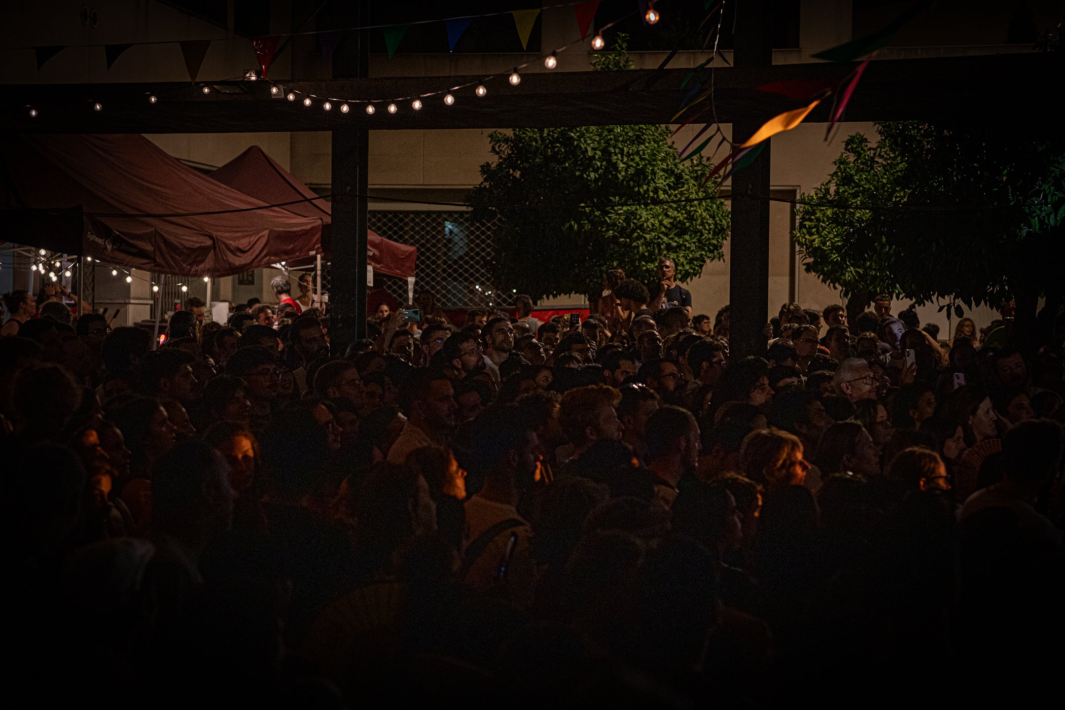 L’Espai La Taifa ens permet gaudir d’alguns dels concerts més ballables de la Festa Major de Terrassa. Aquest dissabte, l’escenari de la plaça de la Torre del Palau ha acollit, passada la vesprada, el duet català Alosa. Format per Irene Romo i Giulietta Vidal -acompanyades per l’ocasió pel guitarrista Martí Costa-, el grup reinterpreta la música d’arrel amb una mirada contemporània. La seva proposta combina veus, violoncel i percussions tradicionals per crear un univers sonor íntim i ple de sensibilitat. Amb un estil fresc i delicat, s’han consolidat com una de les revelacions del folk català actual i no han deixat ningú indiferent a la plaça.