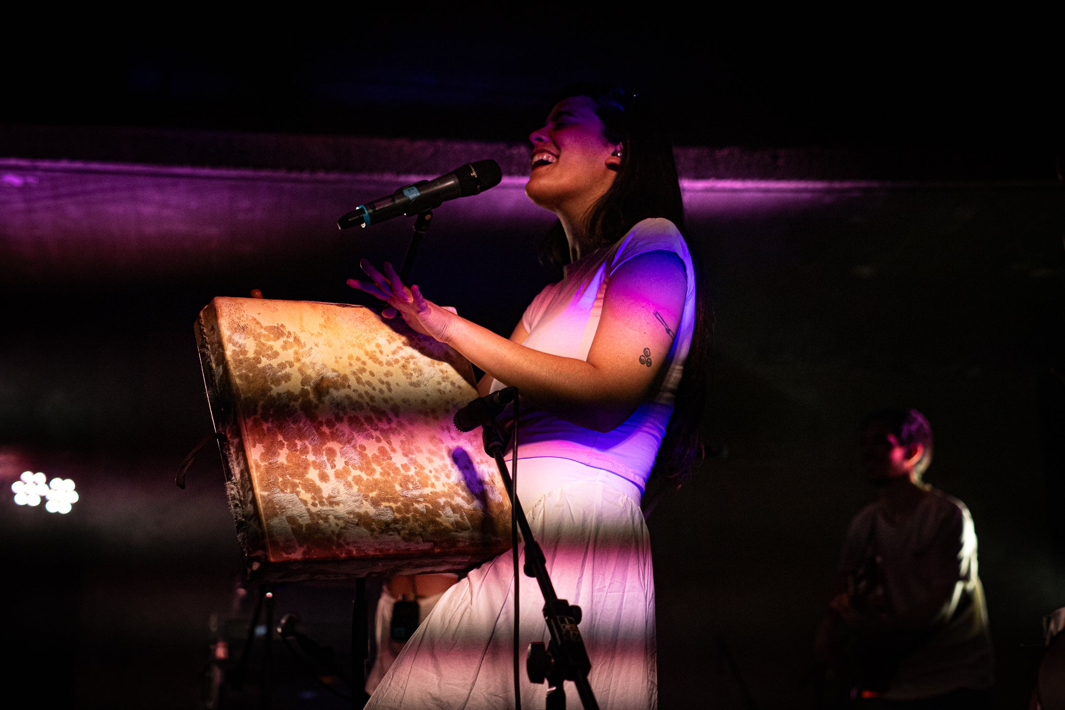 L’Espai La Taifa ens permet gaudir d’alguns dels concerts més ballables de la Festa Major de Terrassa. Aquest dissabte, l’escenari de la plaça de la Torre del Palau ha acollit, passada la vesprada, el duet català Alosa. Format per Irene Romo i Giulietta Vidal -acompanyades per l’ocasió pel guitarrista Martí Costa-, el grup reinterpreta la música d’arrel amb una mirada contemporània. La seva proposta combina veus, violoncel i percussions tradicionals per crear un univers sonor íntim i ple de sensibilitat. Amb un estil fresc i delicat, s’han consolidat com una de les revelacions del folk català actual i no han deixat ningú indiferent a la plaça.