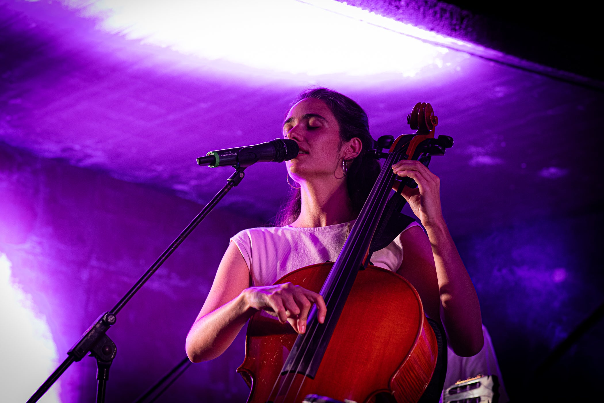 L’Espai La Taifa ens permet gaudir d’alguns dels concerts més ballables de la Festa Major de Terrassa. Aquest dissabte, l’escenari de la plaça de la Torre del Palau ha acollit, passada la vesprada, el duet català Alosa. Format per Irene Romo i Giulietta Vidal -acompanyades per l’ocasió pel guitarrista Martí Costa-, el grup reinterpreta la música d’arrel amb una mirada contemporània. La seva proposta combina veus, violoncel i percussions tradicionals per crear un univers sonor íntim i ple de sensibilitat. Amb un estil fresc i delicat, s’han consolidat com una de les revelacions del folk català actual i no han deixat ningú indiferent a la plaça.