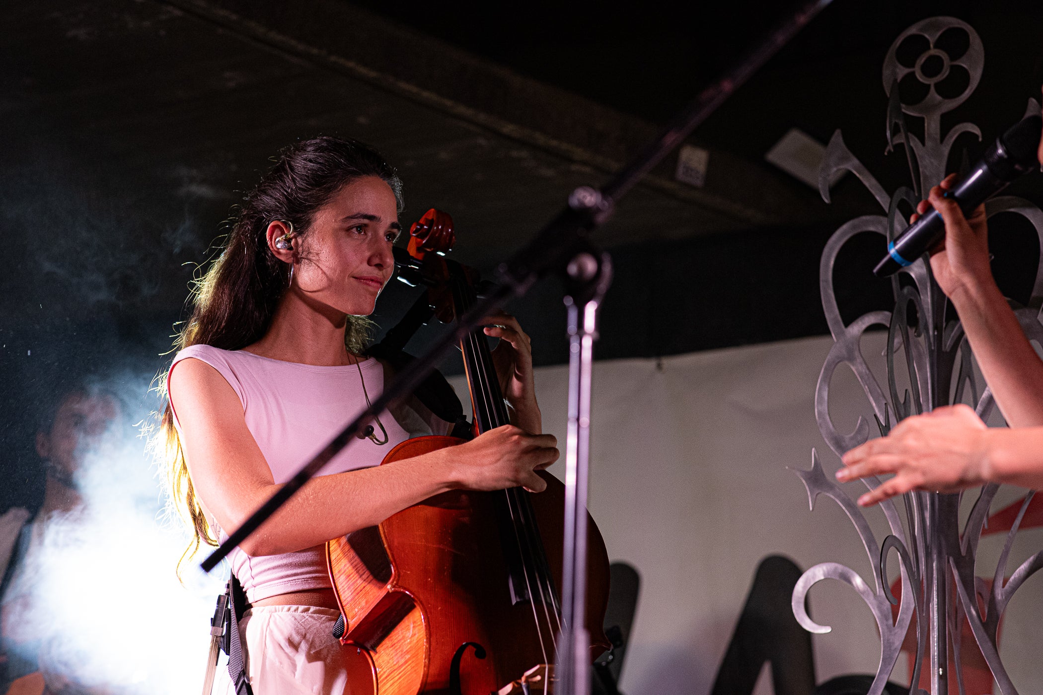 L’Espai La Taifa ens permet gaudir d’alguns dels concerts més ballables de la Festa Major de Terrassa. Aquest dissabte, l’escenari de la plaça de la Torre del Palau ha acollit, passada la vesprada, el duet català Alosa. Format per Irene Romo i Giulietta Vidal -acompanyades per l’ocasió pel guitarrista Martí Costa-, el grup reinterpreta la música d’arrel amb una mirada contemporània. La seva proposta combina veus, violoncel i percussions tradicionals per crear un univers sonor íntim i ple de sensibilitat. Amb un estil fresc i delicat, s’han consolidat com una de les revelacions del folk català actual i no han deixat ningú indiferent a la plaça.