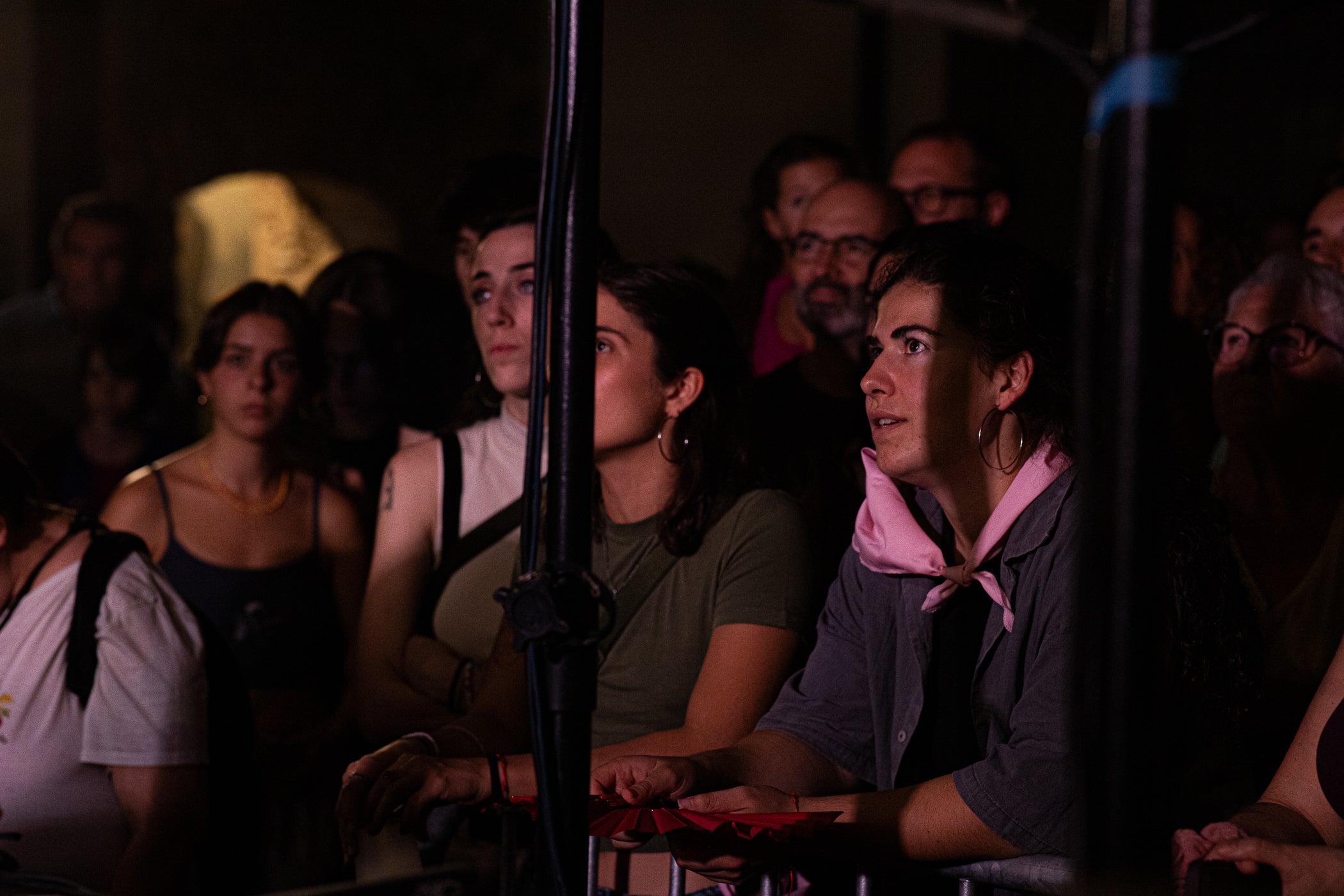 L’Espai La Taifa ens permet gaudir d’alguns dels concerts més ballables de la Festa Major de Terrassa. Aquest dissabte, l’escenari de la plaça de la Torre del Palau ha acollit, passada la vesprada, el duet català Alosa. Format per Irene Romo i Giulietta Vidal -acompanyades per l’ocasió pel guitarrista Martí Costa-, el grup reinterpreta la música d’arrel amb una mirada contemporània. La seva proposta combina veus, violoncel i percussions tradicionals per crear un univers sonor íntim i ple de sensibilitat. Amb un estil fresc i delicat, s’han consolidat com una de les revelacions del folk català actual i no han deixat ningú indiferent a la plaça.