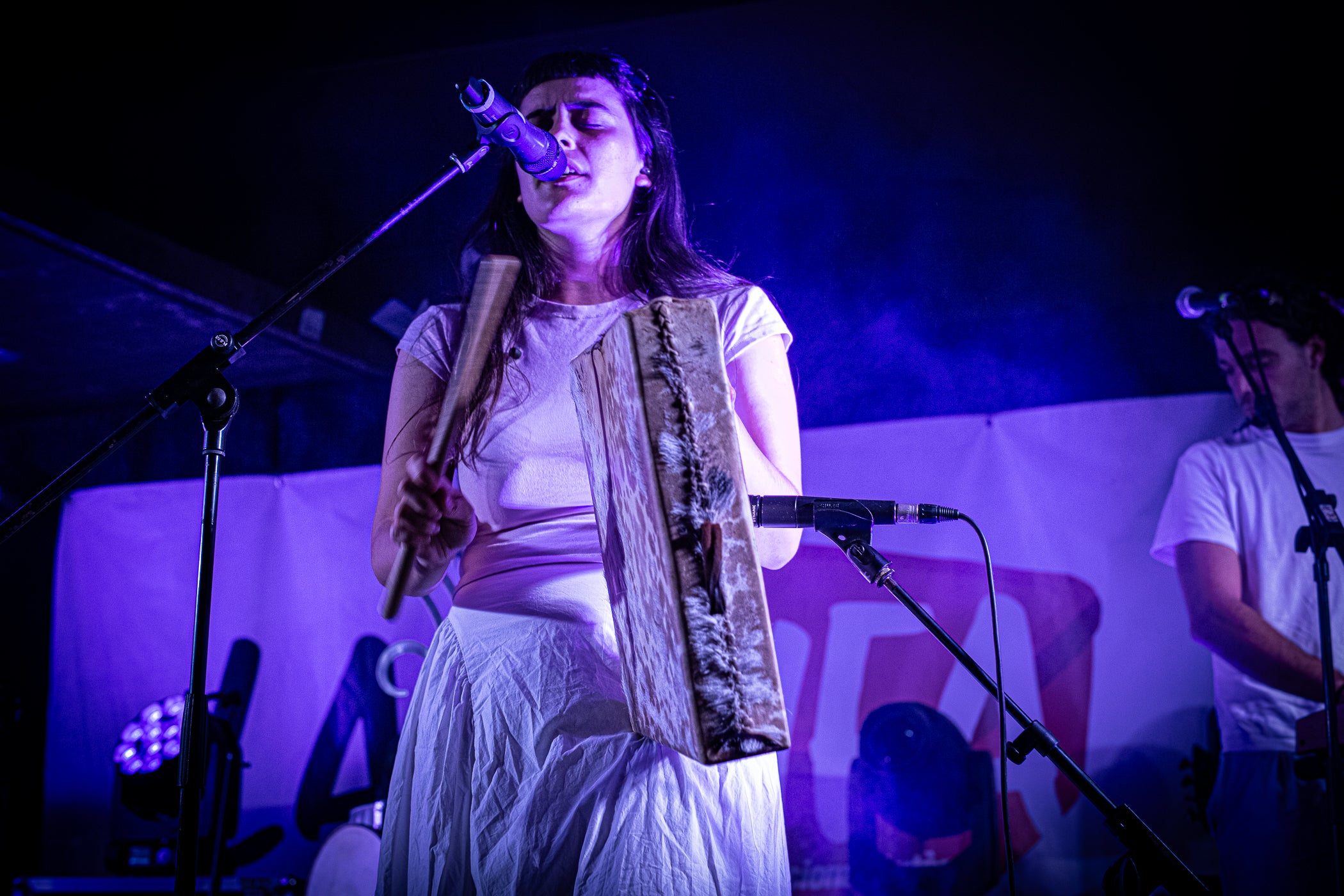 L’Espai La Taifa ens permet gaudir d’alguns dels concerts més ballables de la Festa Major de Terrassa. Aquest dissabte, l’escenari de la plaça de la Torre del Palau ha acollit, passada la vesprada, el duet català Alosa. Format per Irene Romo i Giulietta Vidal -acompanyades per l’ocasió pel guitarrista Martí Costa-, el grup reinterpreta la música d’arrel amb una mirada contemporània. La seva proposta combina veus, violoncel i percussions tradicionals per crear un univers sonor íntim i ple de sensibilitat. Amb un estil fresc i delicat, s’han consolidat com una de les revelacions del folk català actual i no han deixat ningú indiferent a la plaça.
