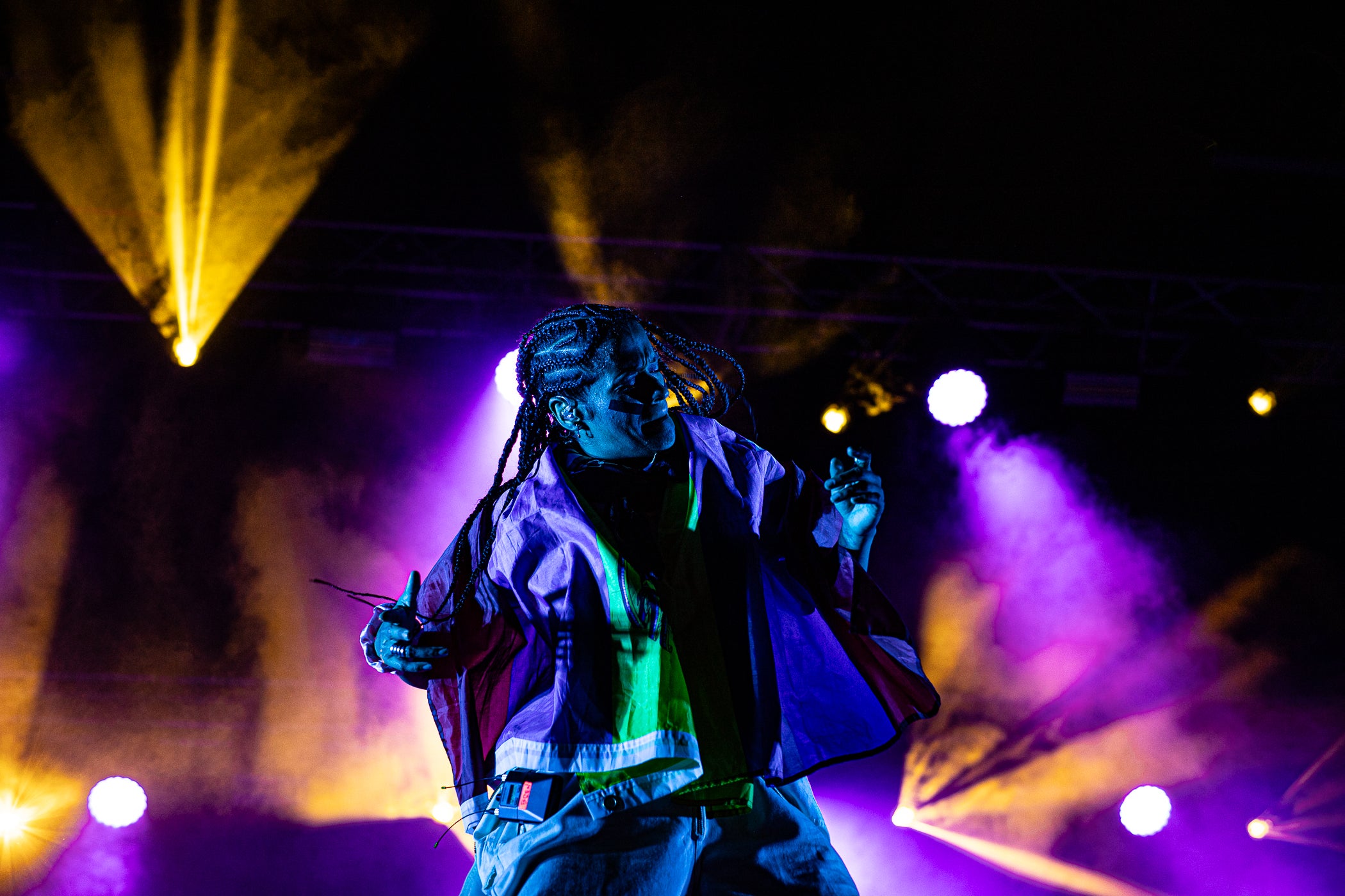 La plaça Nova es va omplir de gom a gom per veure Macaco. La banda aterrava a Terrassa dins de la gira “Futuro Ancestral Tour” que els ha portat per tot l’Estat. Amb una posada en escena espectacular, s’han pogut escoltar grans clàssics del grup però també cançons del darrer disc, que suposa una nova etapa sense oblidar l’inconfusible fusió cultural (rumba, reggae i funk) marca de la casa de Macaco. El músic barceloní ha fet ballar als terrassencs gràcies al seu carisma i bon rotllo, en una nit de Festa Major vibrant i emotiva.