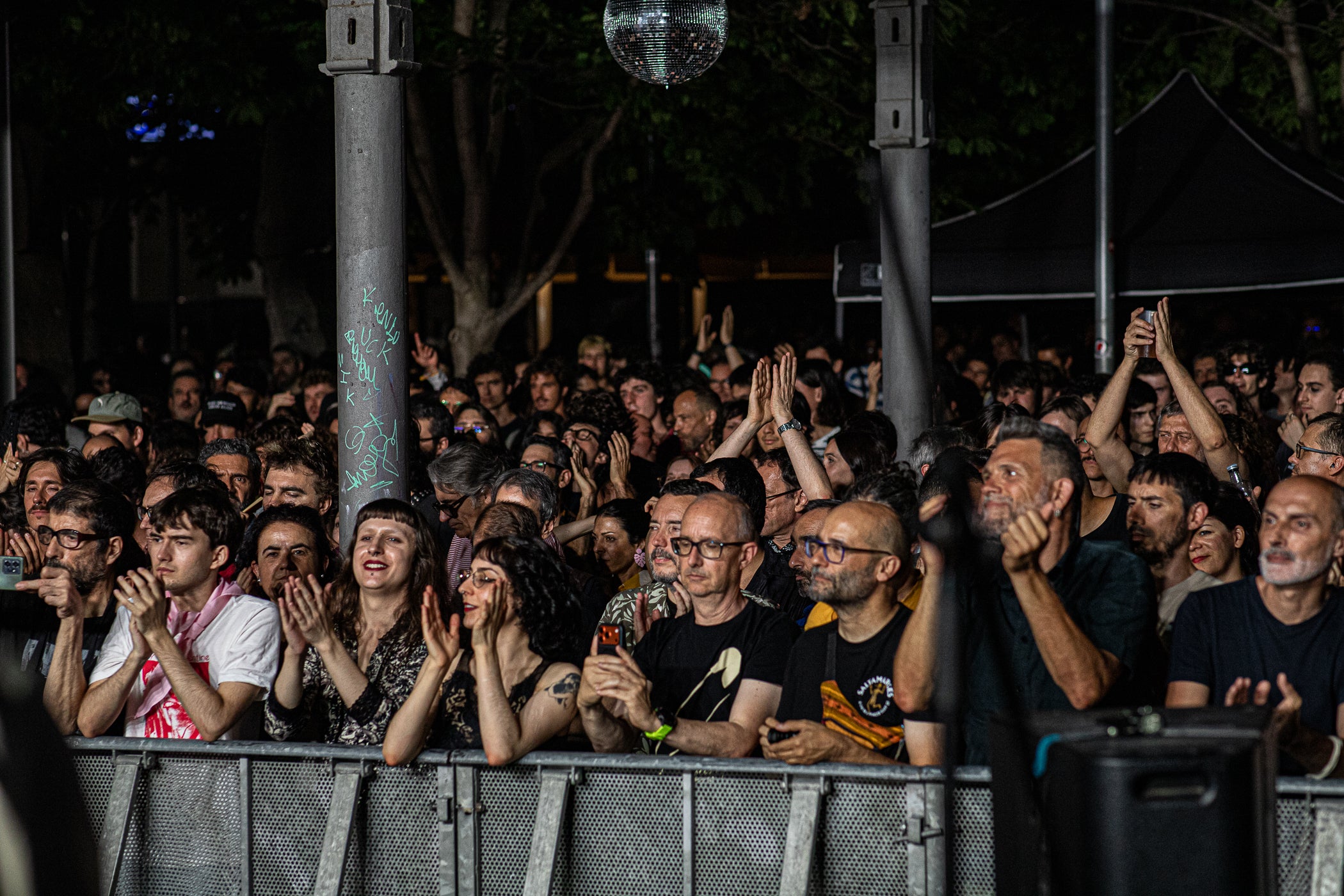 No figuraven com a caps de cartell d'una Festa Major de Terrassa que ha d'omplir grans espais amb figures del país que atreuen més multituds, però l'Espai Vapor de grups alternatius va acollir aquest dissabte l'actuació del grup de Brooklyn The Pain of Being Pure at Heart (El dolor de ser pur de cor), un dels referents de l'indie pop d'aquest segle. I ho feien amb la seva formació original del 2007 reunificada: Kip Berman a la guitarra, veu i líder de la banda, Alex Nadius al baix i Peggy Wang als teclats i veus; acompanyats de Christoph Hochheim a la guitarra (que hi és des del 2009) i Brian Alvarez, que participa en les gires en substitució del bateria també fundador Kurt Feldman | Javi González