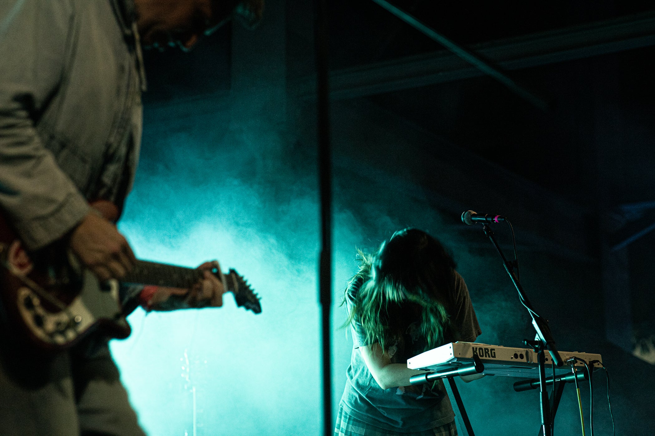 La plaça Nova es va omplir de gom a gom per veure Macaco. La banda aterrava a Terrassa dins de la gira “Futuro Ancestral Tour” que els ha portat per tot l’Estat. Amb una posada en escena espectacular, s’han pogut escoltar grans clàssics del grup però també cançons del darrer disc, que suposa una nova etapa sense oblidar l’inconfusible fusió cultural (rumba, reggae i funk) marca de la casa de Macaco. El músic barceloní ha fet ballar als terrassencs gràcies al seu carisma i bon rotllo, en una nit de Festa Major vibrant i emotiva.
