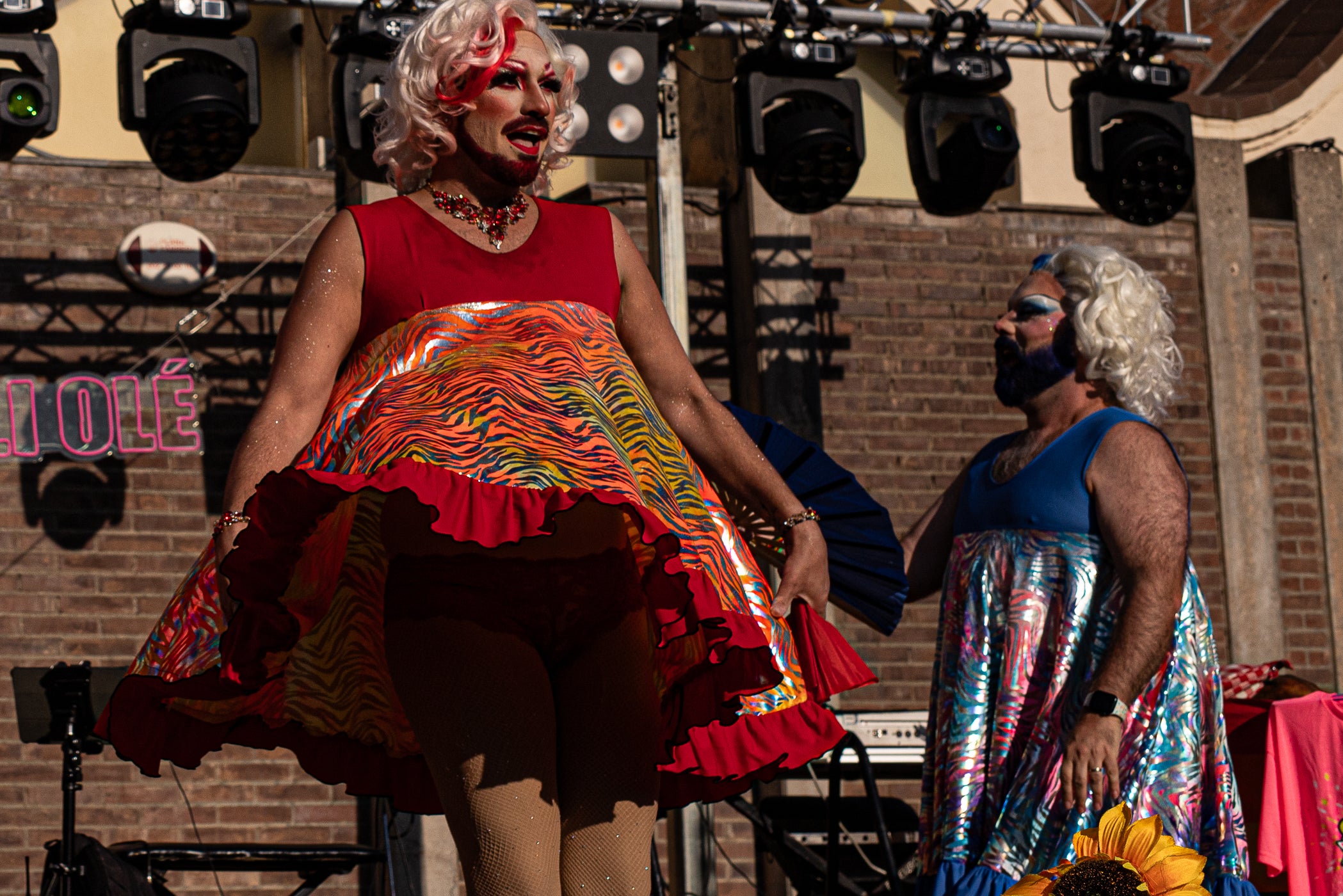 La plaça Didó de Terrassa va acollir aquest diumenge, la gran Festa Allioli Olé. La tarda de la Festa Major de Terrassa va estar tenyida de reivindicació esbojarrada de la mà d’aquest grup, nascut l’any 2016 a Barcelona, que aposta per reivindicar la cultura catalana amb música i esperit LGTBIQ+, creant un entorn inclusiu, obert i ple d’energia. L’entitat va portar el bon rotllo a la plaça amb el seu espectacle i va acabar fent-ne partícips els assistents gràcies al seu tarannà desimbolt.