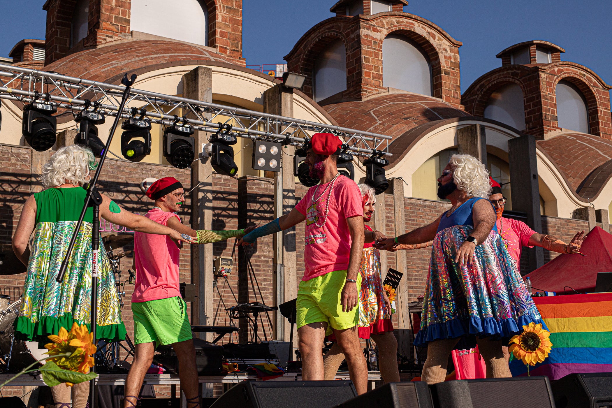 La plaça Didó de Terrassa va acollir aquest diumenge, la gran Festa Allioli Olé. La tarda de la Festa Major de Terrassa va estar tenyida de reivindicació esbojarrada de la mà d’aquest grup, nascut l’any 2016 a Barcelona, que aposta per reivindicar la cultura catalana amb música i esperit LGTBIQ+, creant un entorn inclusiu, obert i ple d’energia. L’entitat va portar el bon rotllo a la plaça amb el seu espectacle i va acabar fent-ne partícips els assistents gràcies al seu tarannà desimbolt.