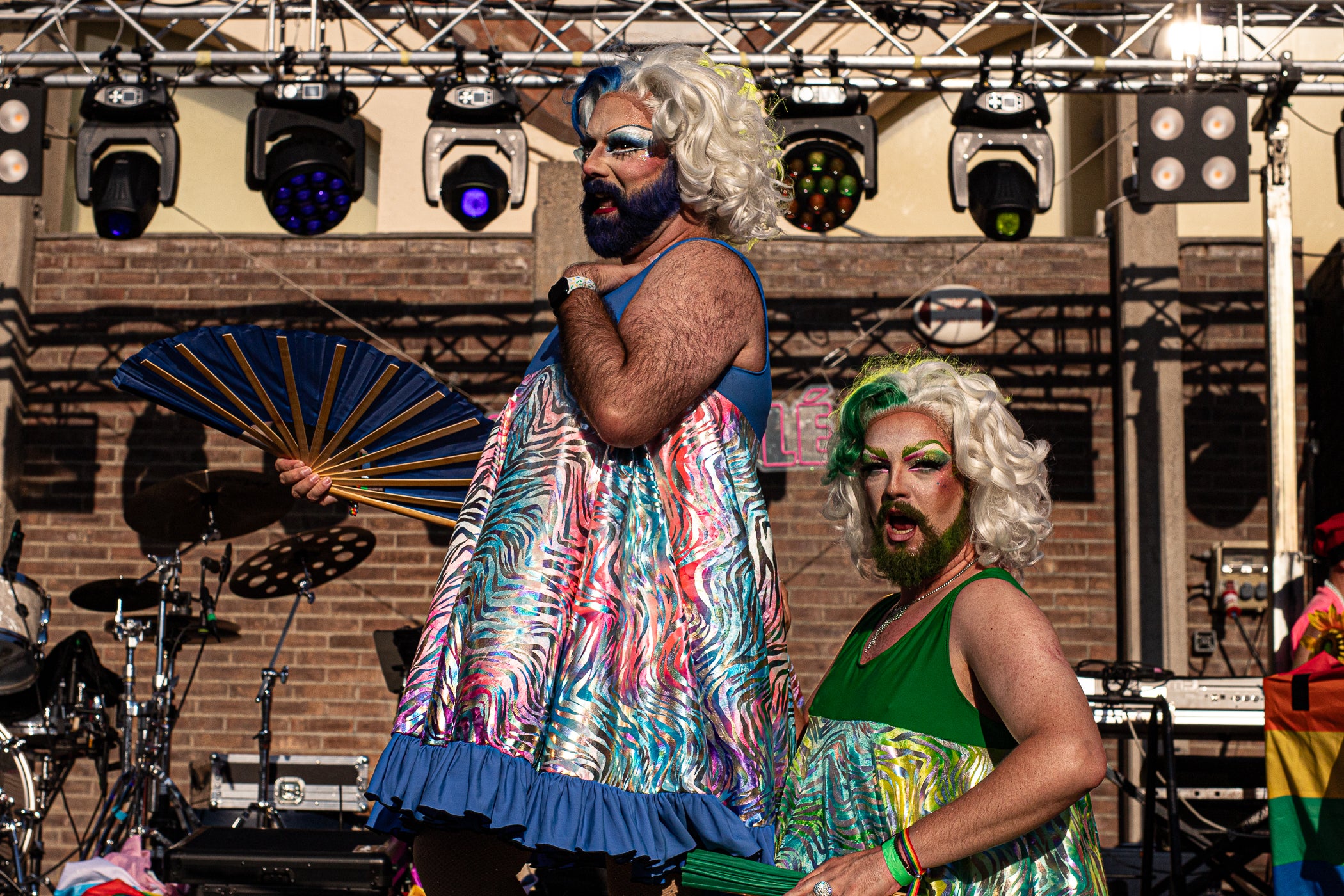 La plaça Didó de Terrassa va acollir aquest diumenge, la gran Festa Allioli Olé. La tarda de la Festa Major de Terrassa va estar tenyida de reivindicació esbojarrada de la mà d’aquest grup, nascut l’any 2016 a Barcelona, que aposta per reivindicar la cultura catalana amb música i esperit LGTBIQ+, creant un entorn inclusiu, obert i ple d’energia. L’entitat va portar el bon rotllo a la plaça amb el seu espectacle i va acabar fent-ne partícips els assistents gràcies al seu tarannà desimbolt.